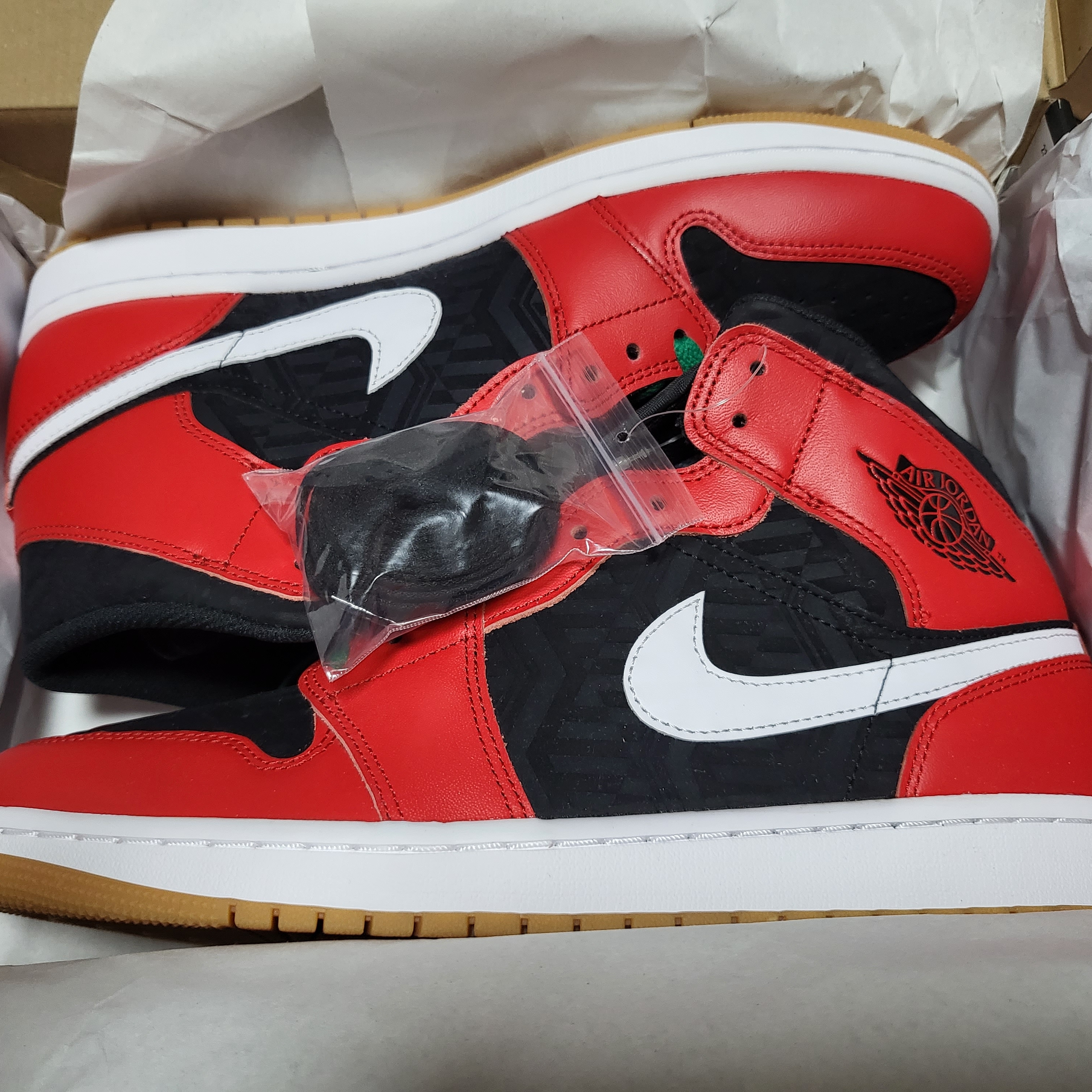 Jordan 1 Mid SE Black Fire Red 착용 스타일 - 3