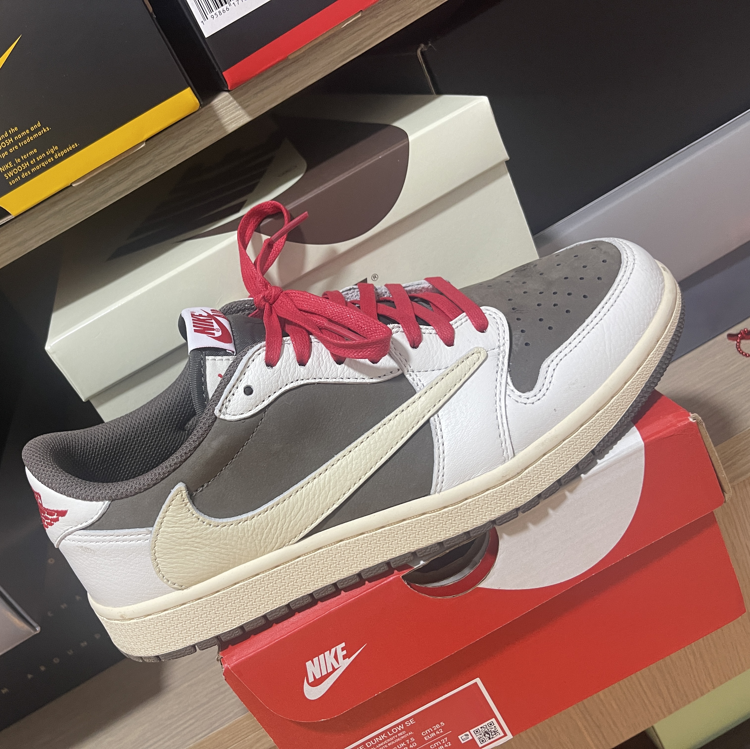 Jordan 1 x Travis Scott Retro Low OG SP Sail and Ridgerock 착용 스타일
