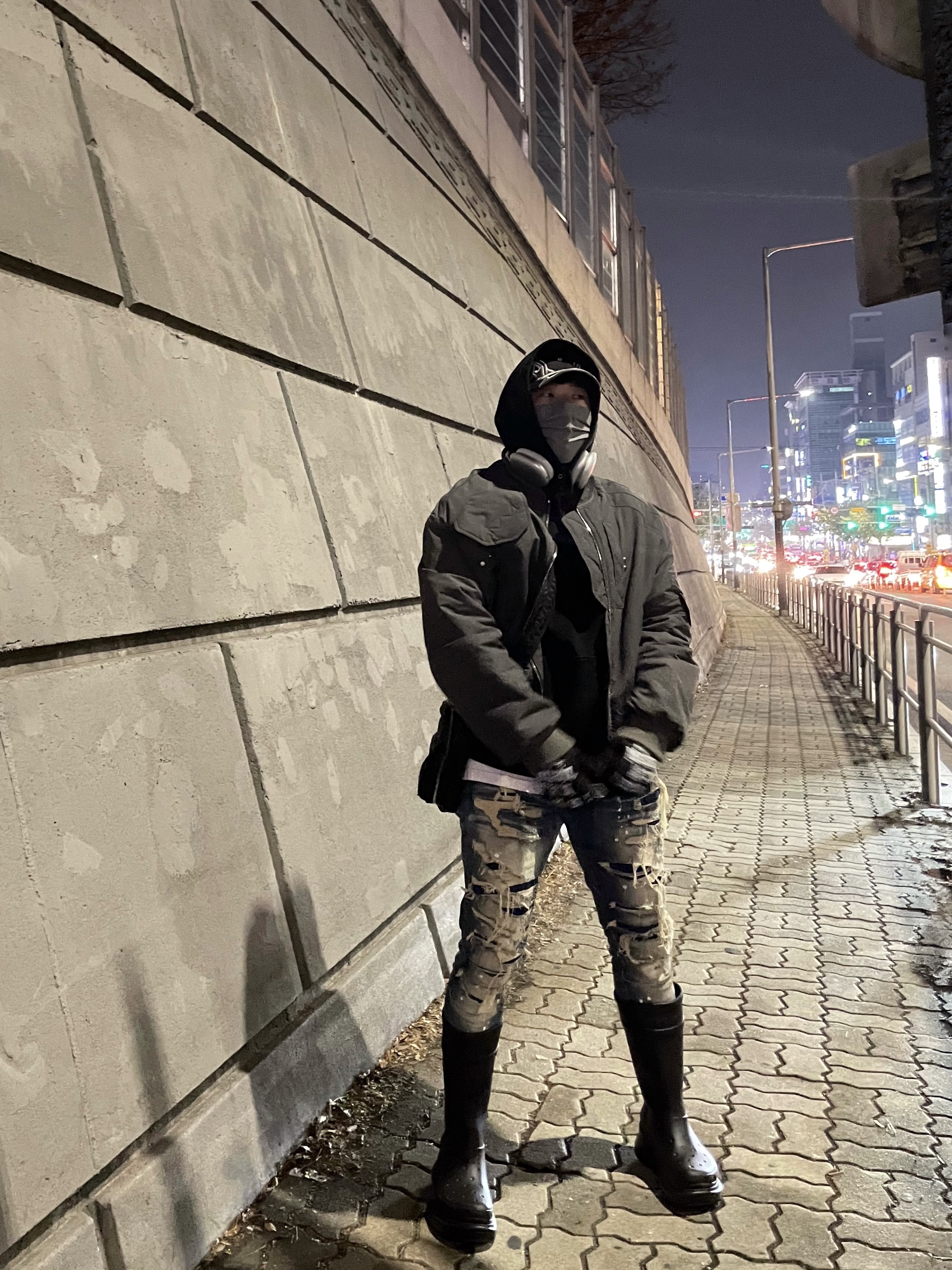 Balenciaga x Crocs Rubber Boot Black, Undermycar Ababell Multi Flap Oversized Bomber Balsam Green - 22SS 착용 스타일 - 1