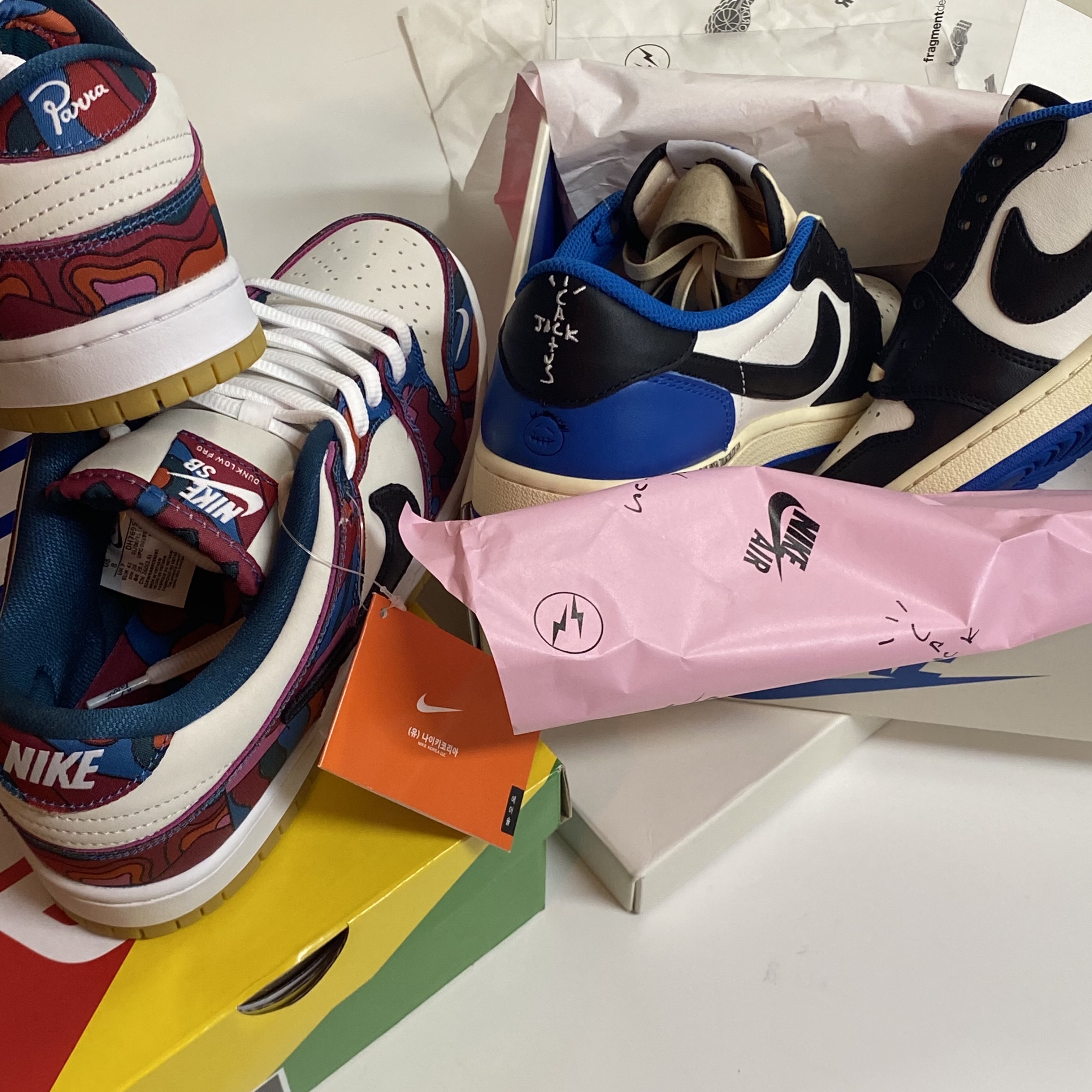 Nike x Parra SB Dunk Low Pro Abstract Art, Jordan 1 x Travis Scott x Fragment Retro Low OG SP Military Blue 착용 스타일 - 1