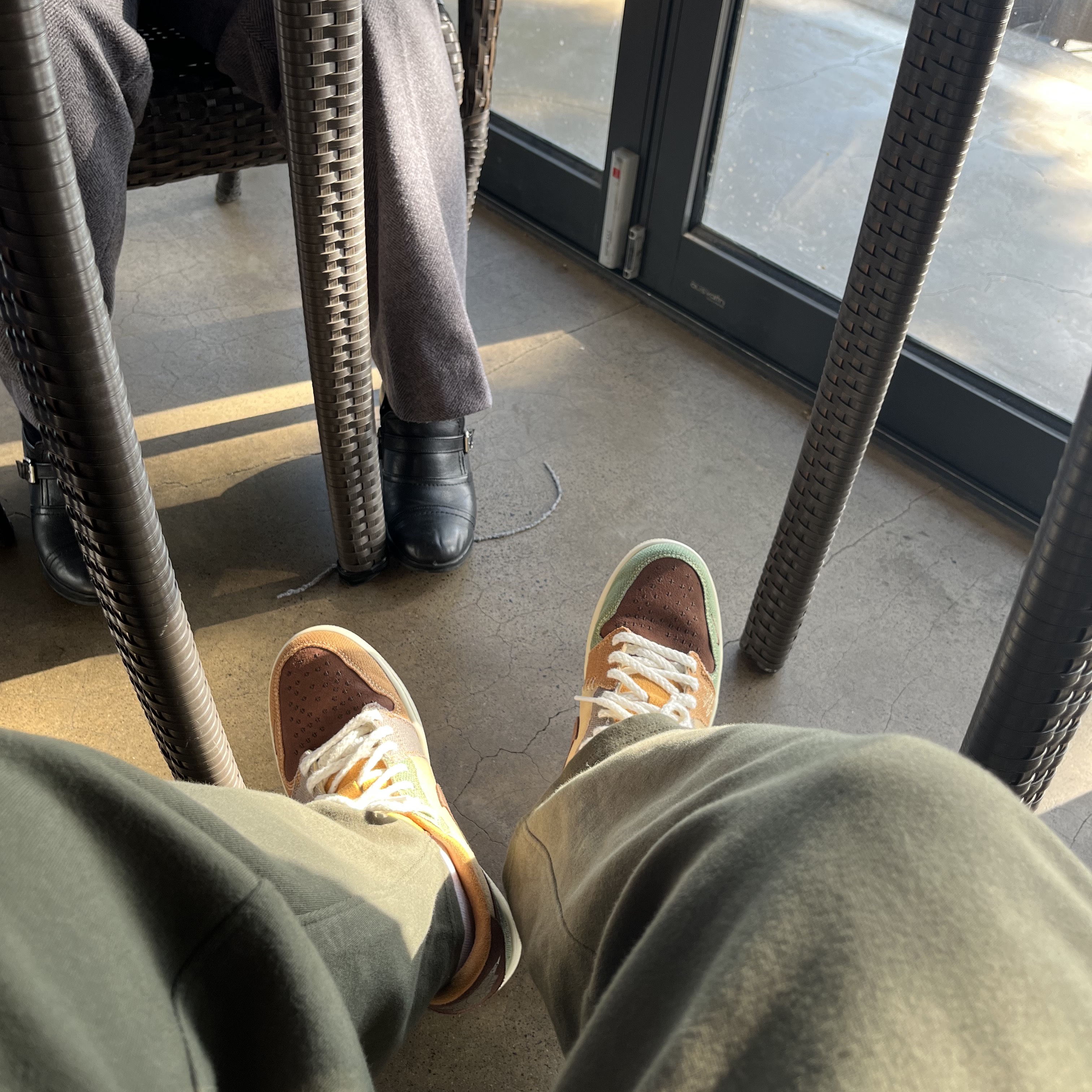 Jordan 1 x Zion Williamson Retro Low OG Flax and Oil Green, Wooyoungmi White Embroidered Logo Ball Cap Black 착용 스타일 - 2