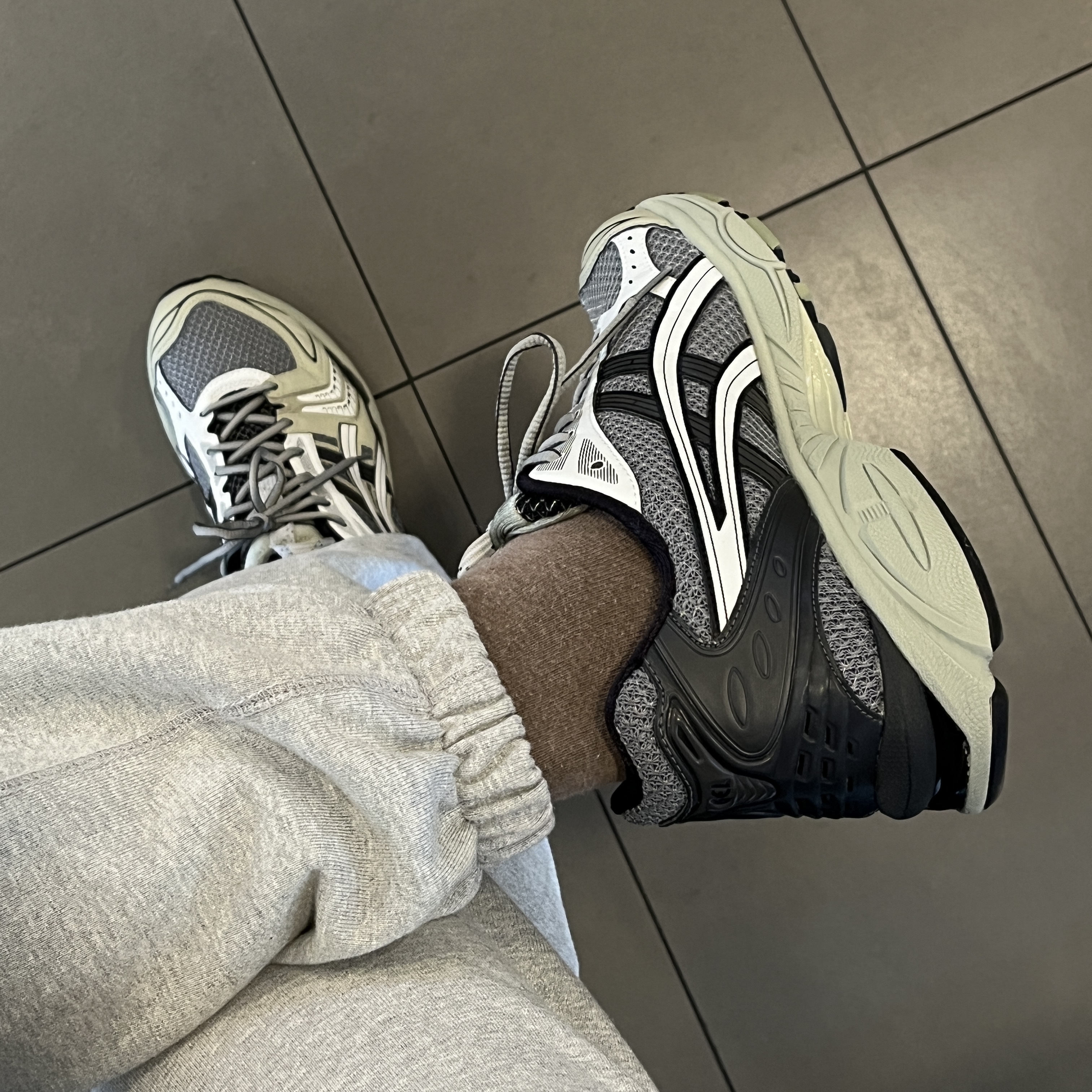 Asics UB1-S Gel-Kayano 14 Piedmont Grey 착용 스타일 - 2