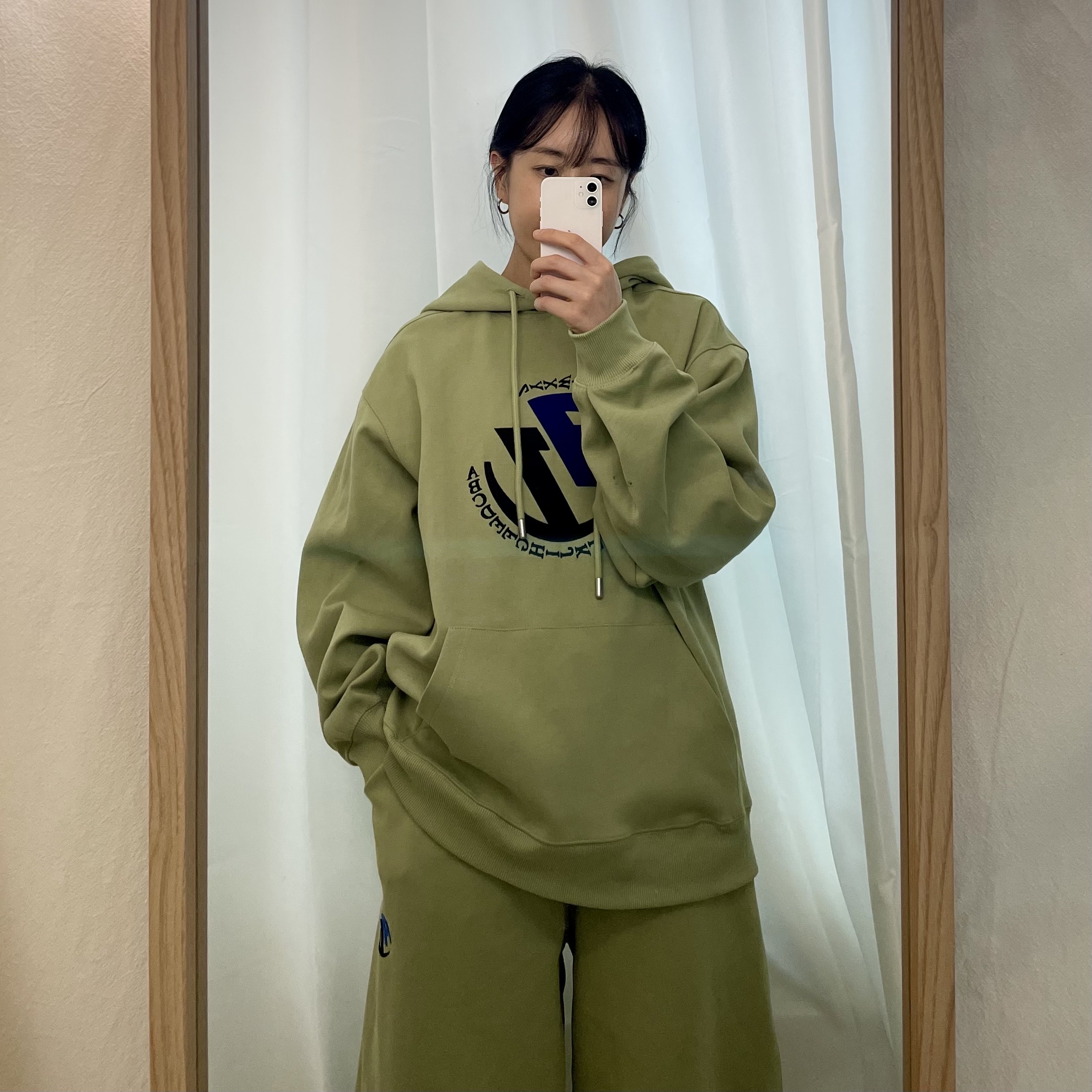 Zara x Ader Error Embroidery Hooded Sweatshirt Light Green, Zara x Ader Error Jogger Pants Light Green 착용 스타일 - 2