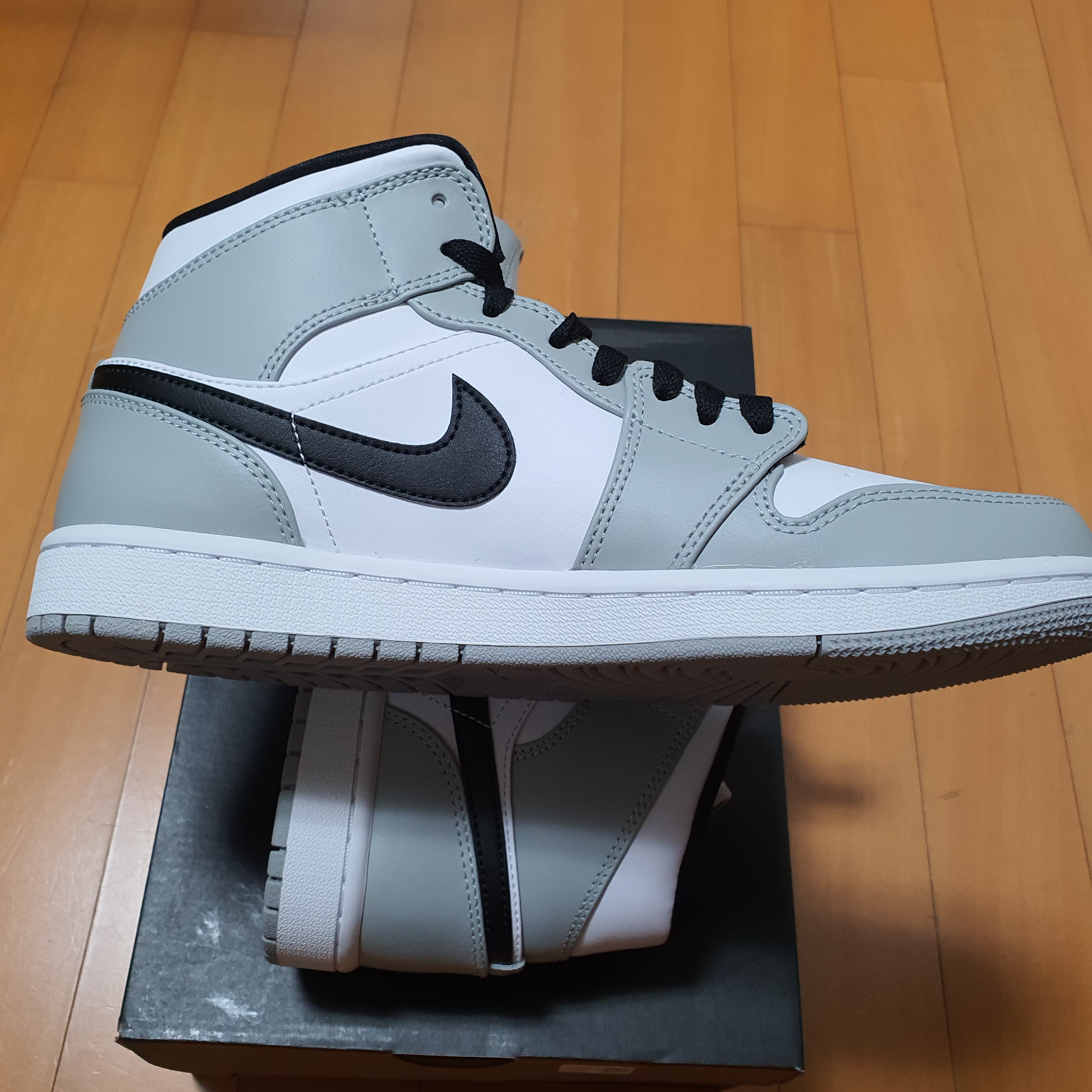 Jordan 1 Mid Light Smoke Grey 착용 스타일 - 3