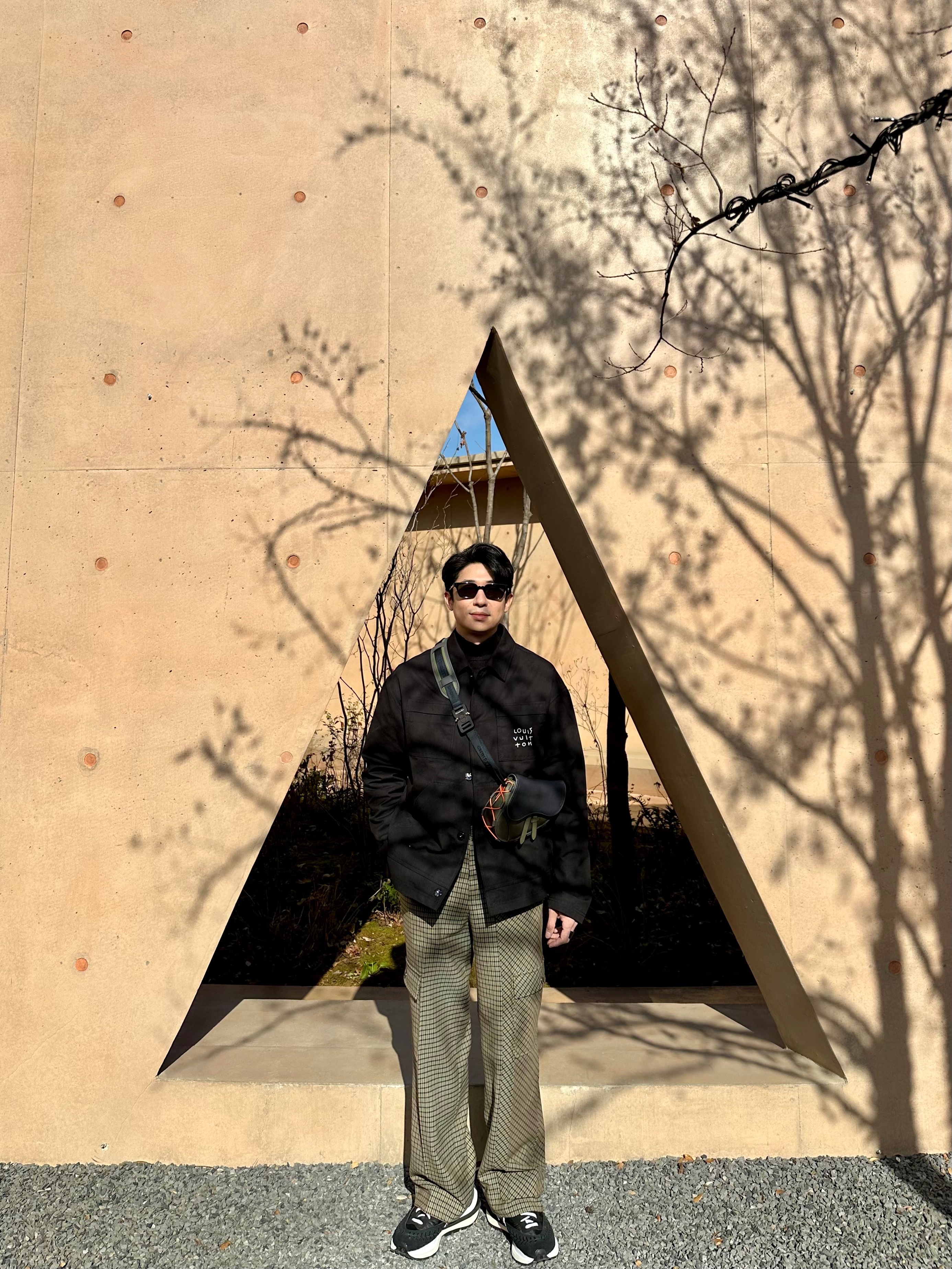 Louis Vuitton LV Spread Technical Overshirt Black, Dior x Sacai Mini Saddle Bag Olive 착용 스타일 - 4