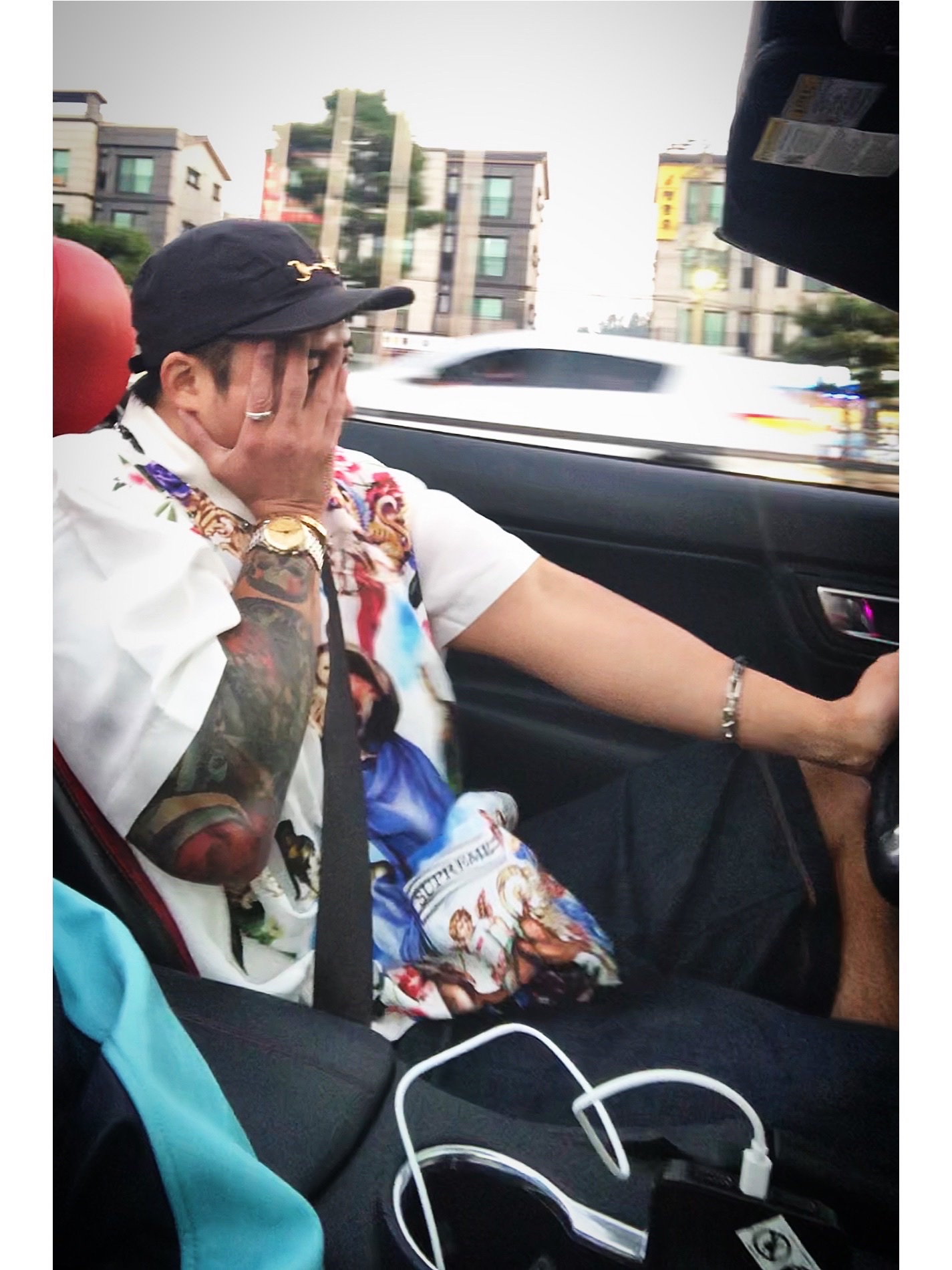 Supreme Heavenly Silk Polo White - 22FW, Louis Vuitton Monogram Chain Necklace Silver 착용 스타일 - 2