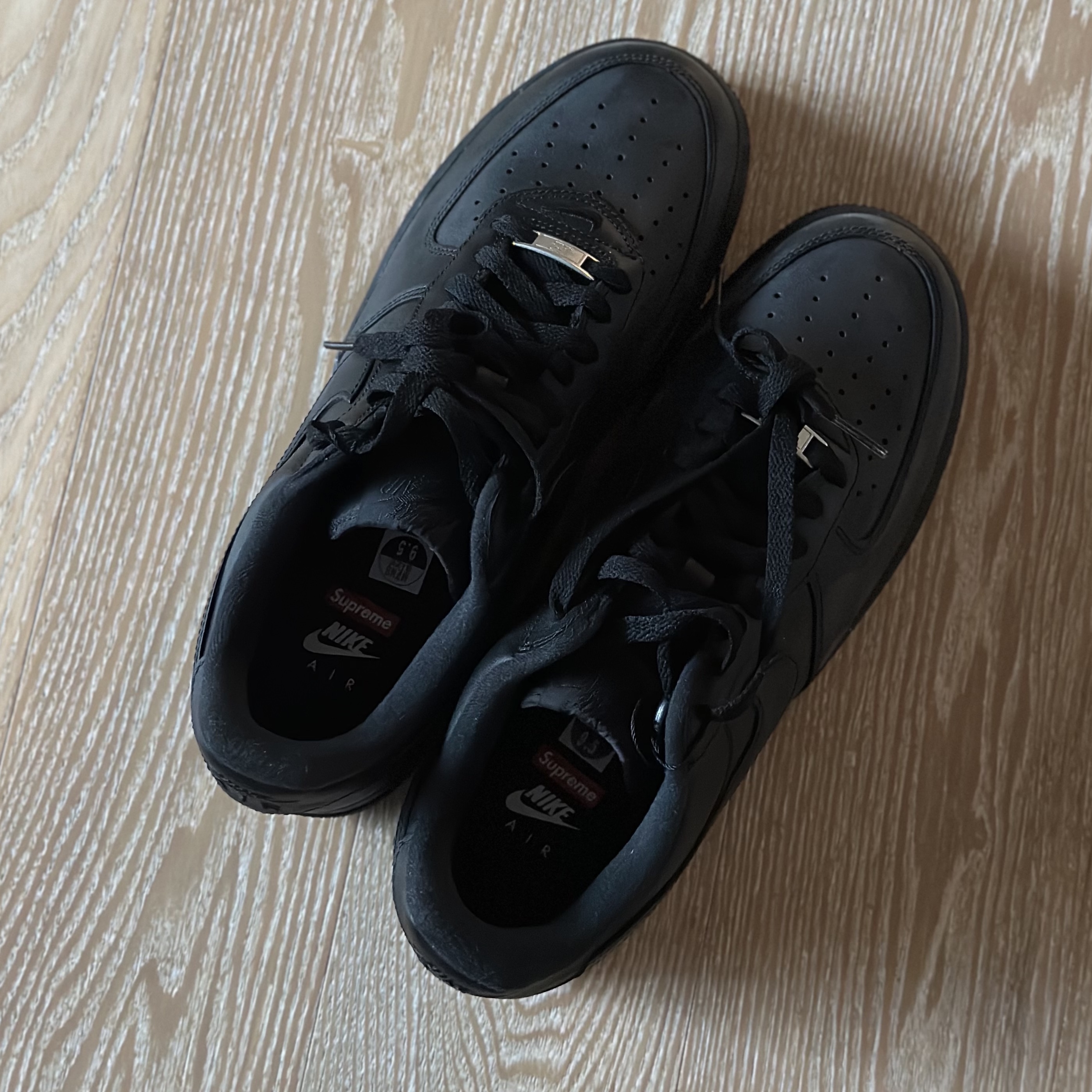 Nike x Supreme Air Force 1 Low Black 착용 스타일 - 3