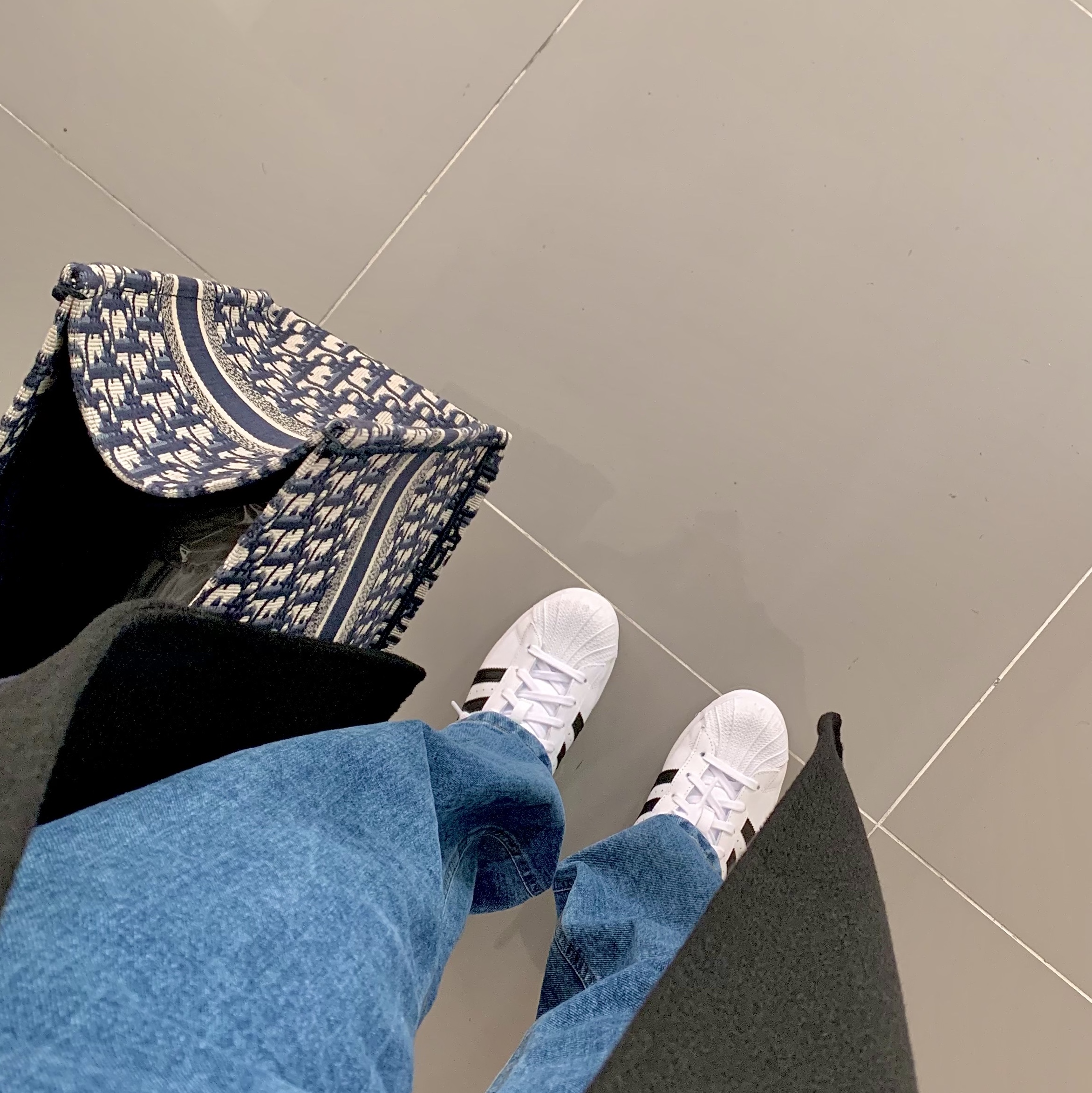Adidas Superstar White Black 착용 스타일