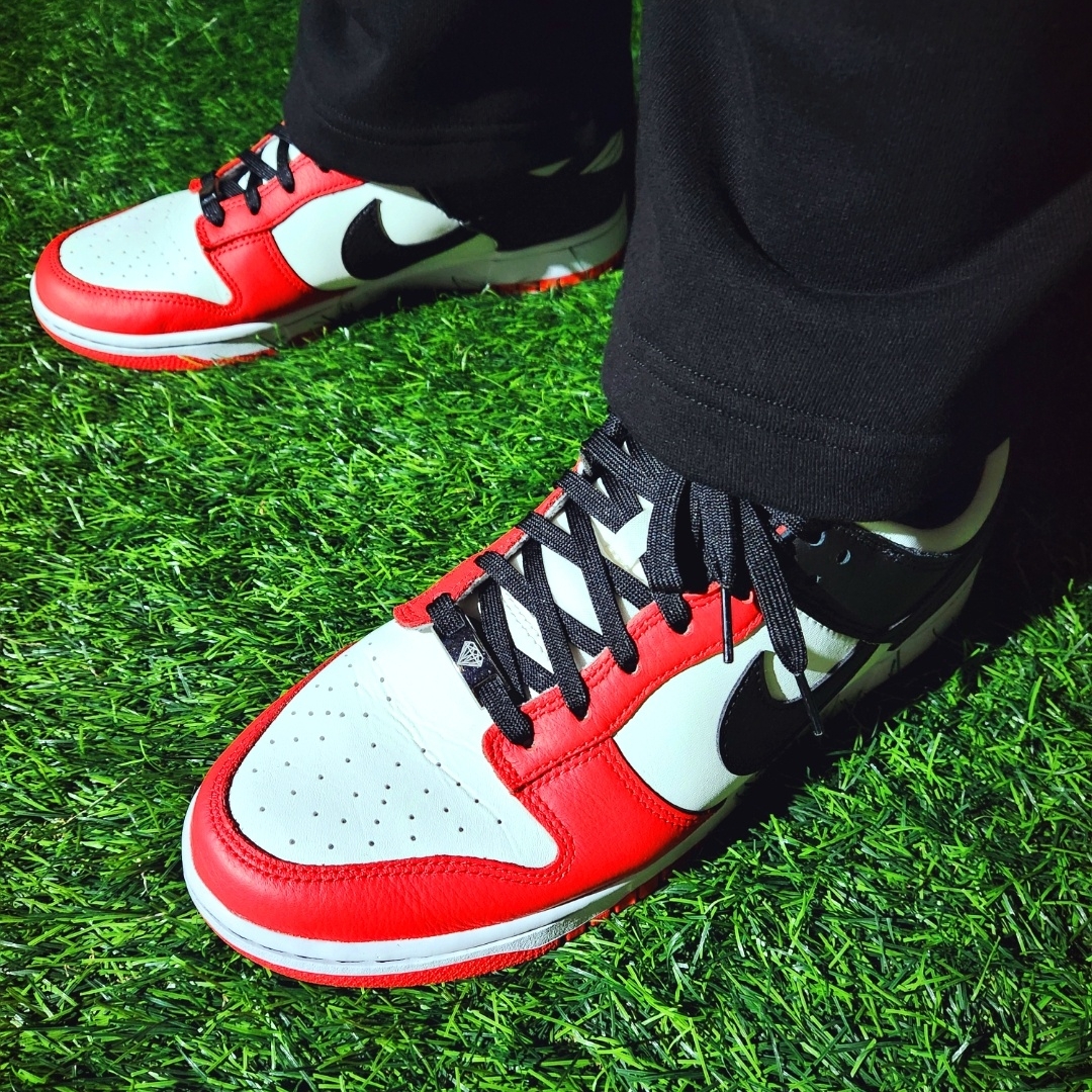 Nike x NBA Dunk Low Retro EMB Black and Chile Red 착용 스타일 - 5