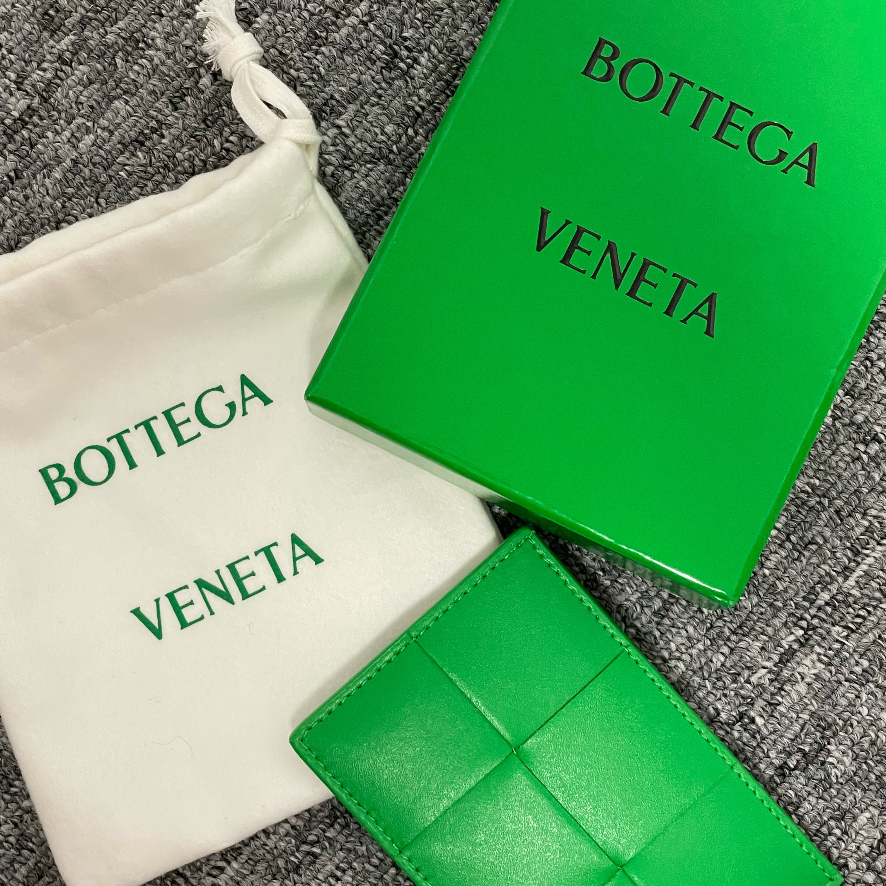 Bottega Veneta Credit Card Case Calfskin Parakeet 착용 스타일 - 1
