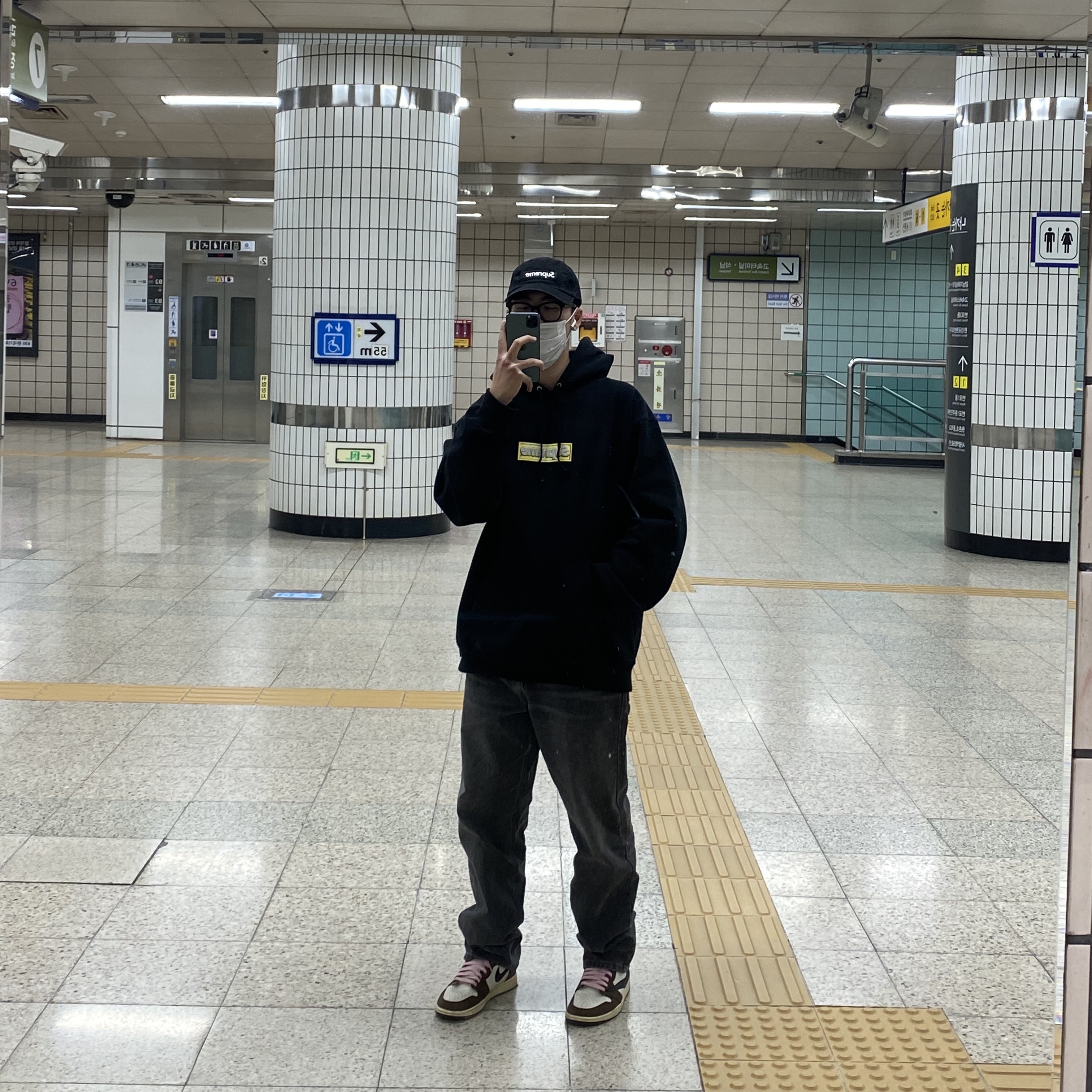 Jordan 1 x Travis Scott Retro High OG SP Mocha, Supreme Bling Box Logo Hooded Sweatshirt Black - 22SS 착용 스타일