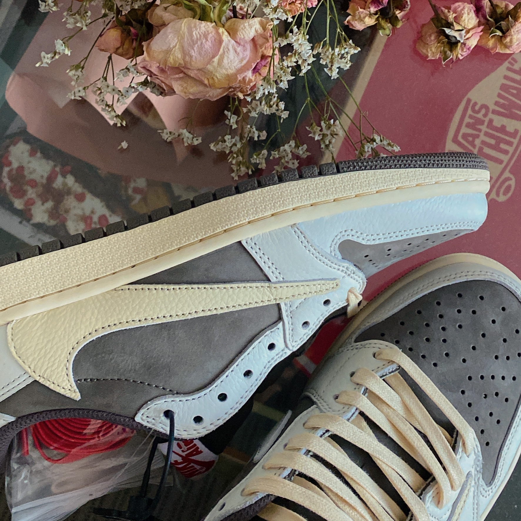 Jordan 1 x Travis Scott Retro Low OG SP Sail and Ridgerock 착용 스타일 - 1