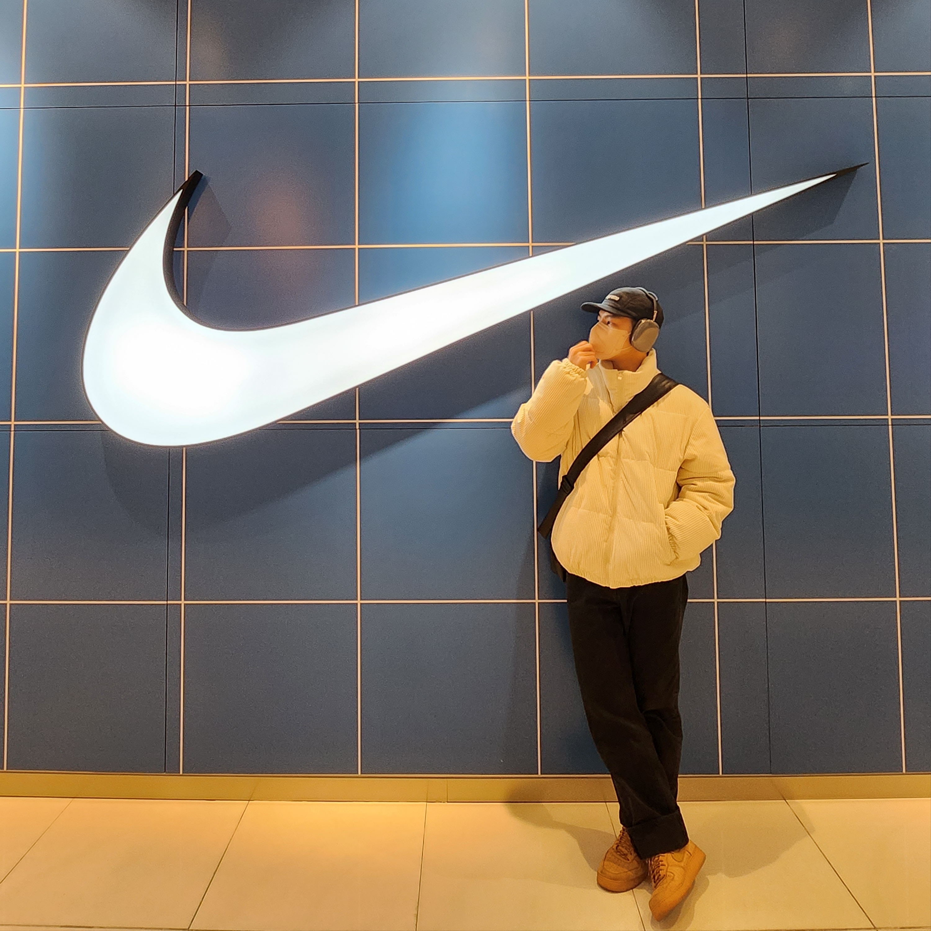 Apple AirPods Max Lightning Space Gray (Korean Ver.), Supreme Quilted Liner Camp Cap Black - 22FW 착용 스타일