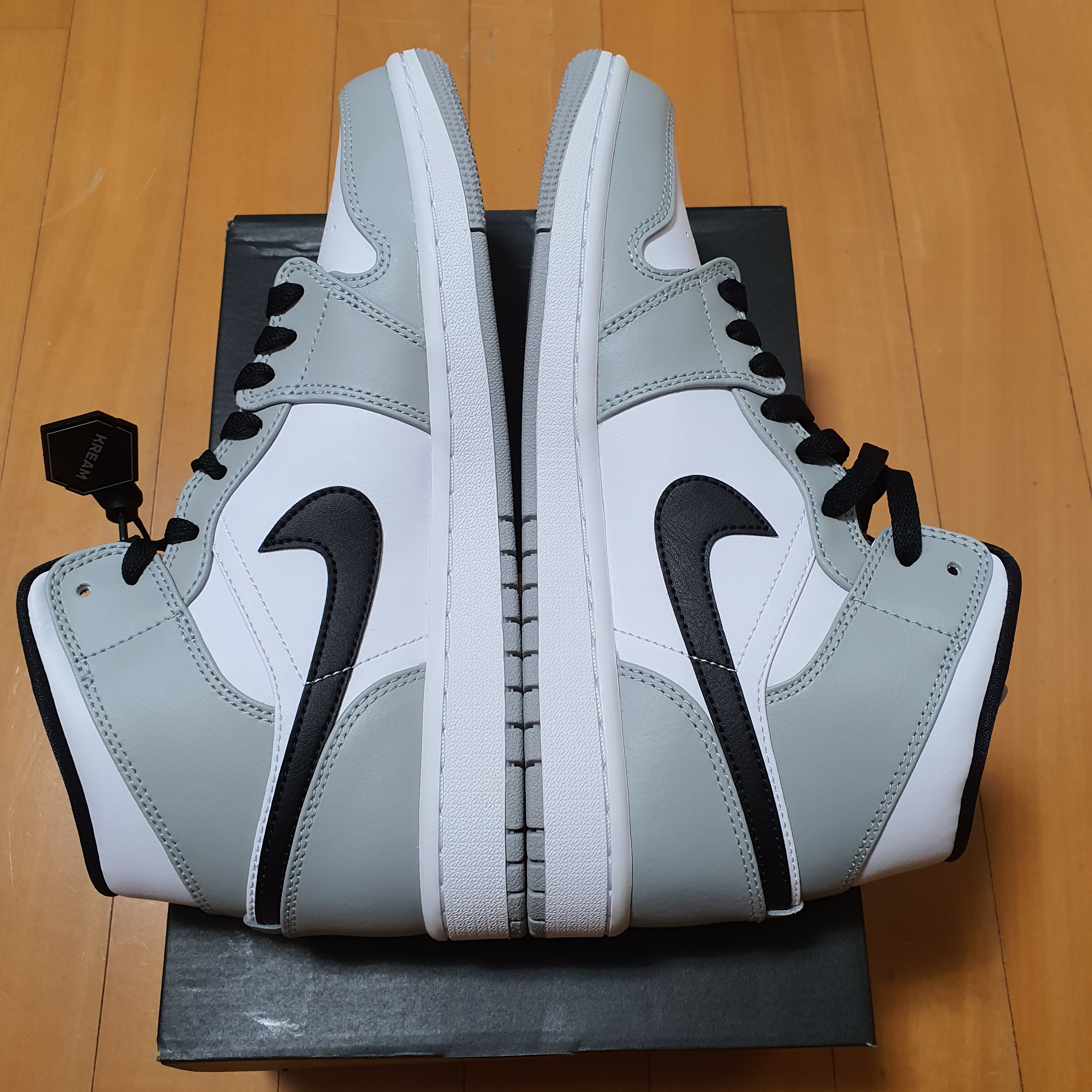 Jordan 1 Mid Light Smoke Grey 착용 스타일 - 2