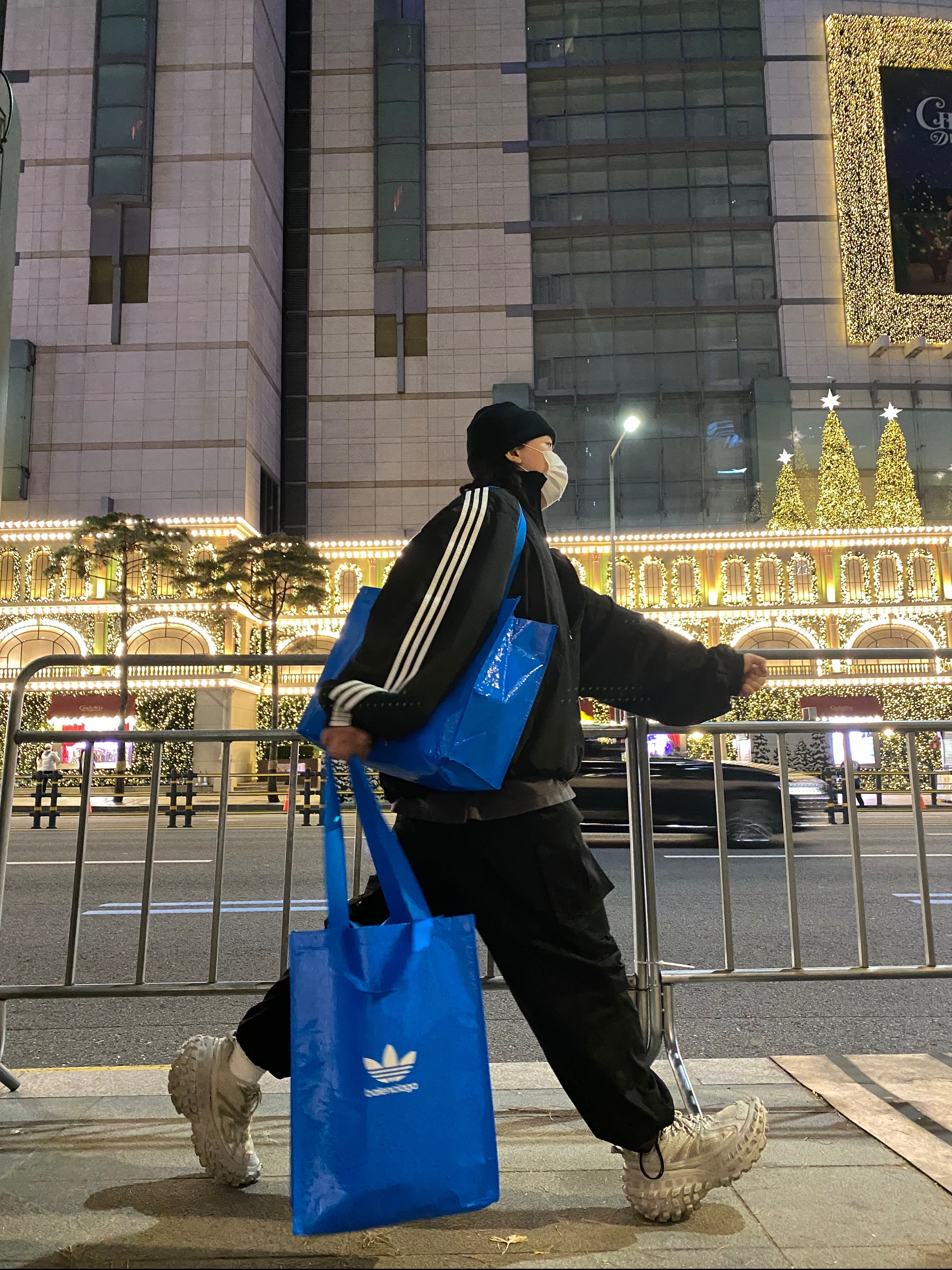 Balenciaga Defender Sneakers Beige, Balenciaga x Adidas Performance Poplin Tracksuit Jacket Black 착용 스타일 - 1