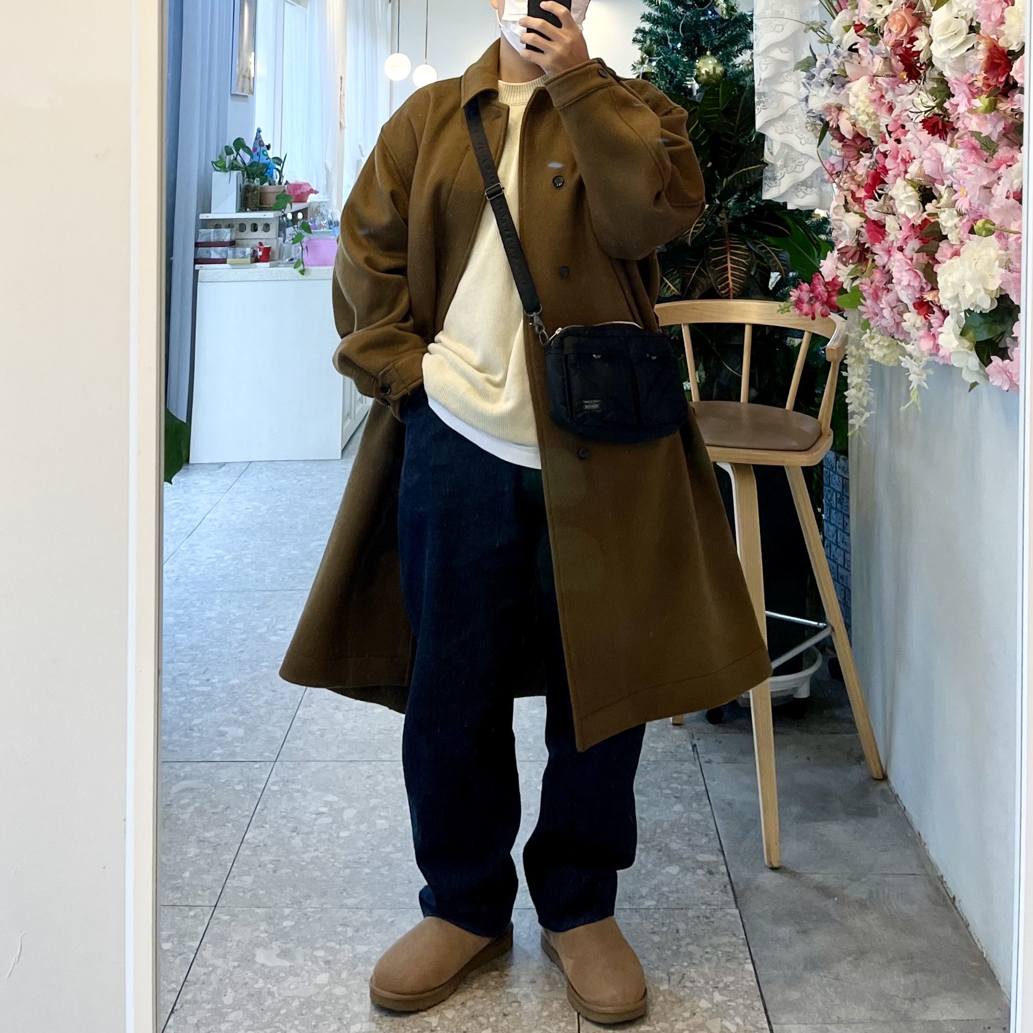 (W) UGG Classic Mini II Boots Chestnut, Porter Tanker Shoulder Bag Black 착용 스타일 - 2