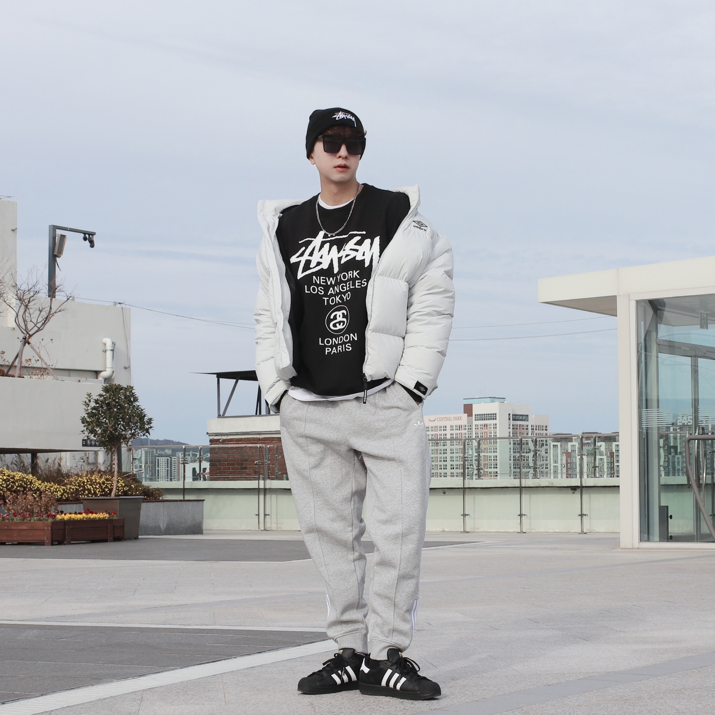 Adidas Superstar Core Black White, Stussy Big Stock Cuff Beanie Black 착용 스타일 - 3