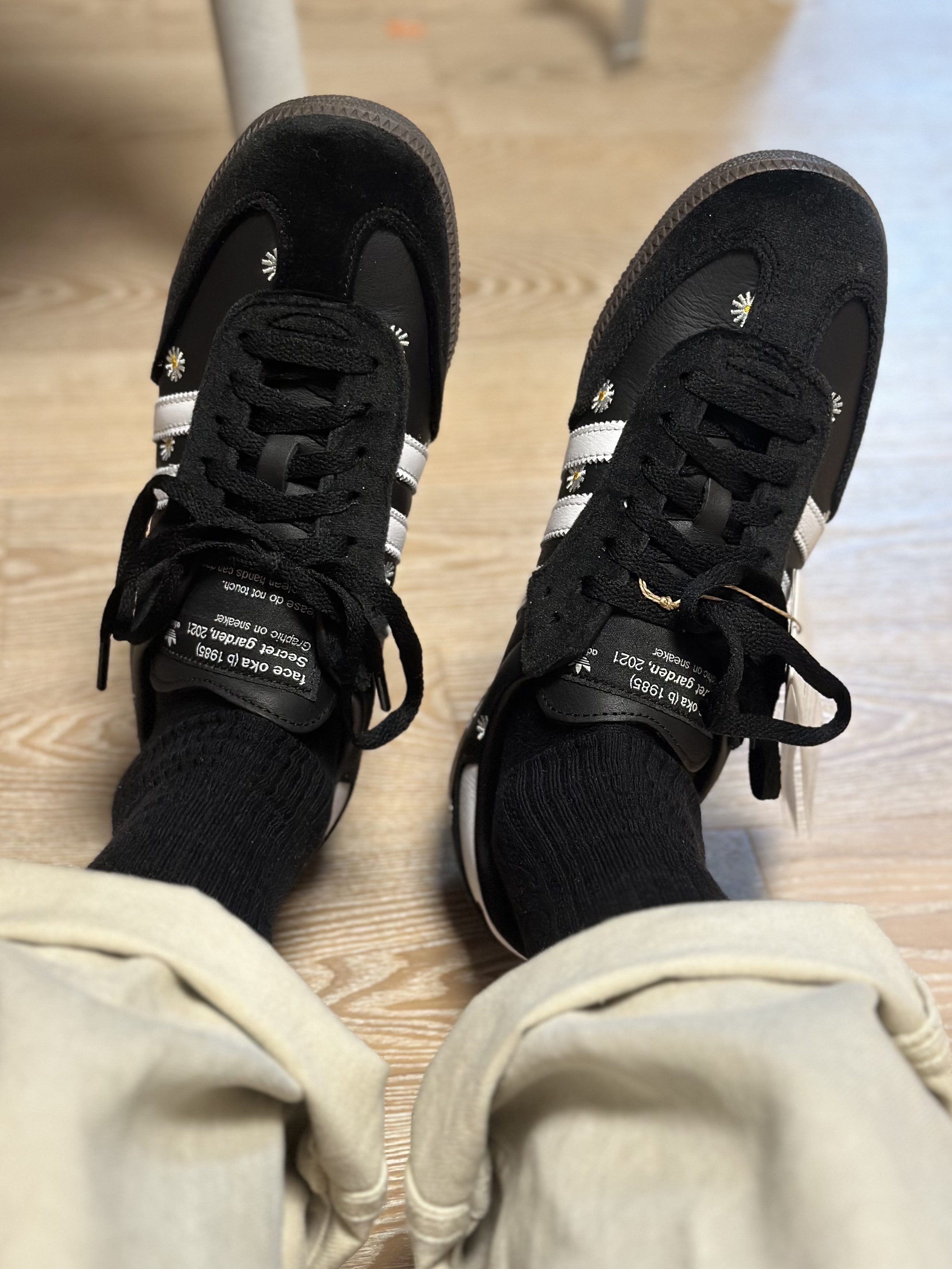 Adidas x Atmos x Face Samba OG Core Black 착용 스타일 - 2