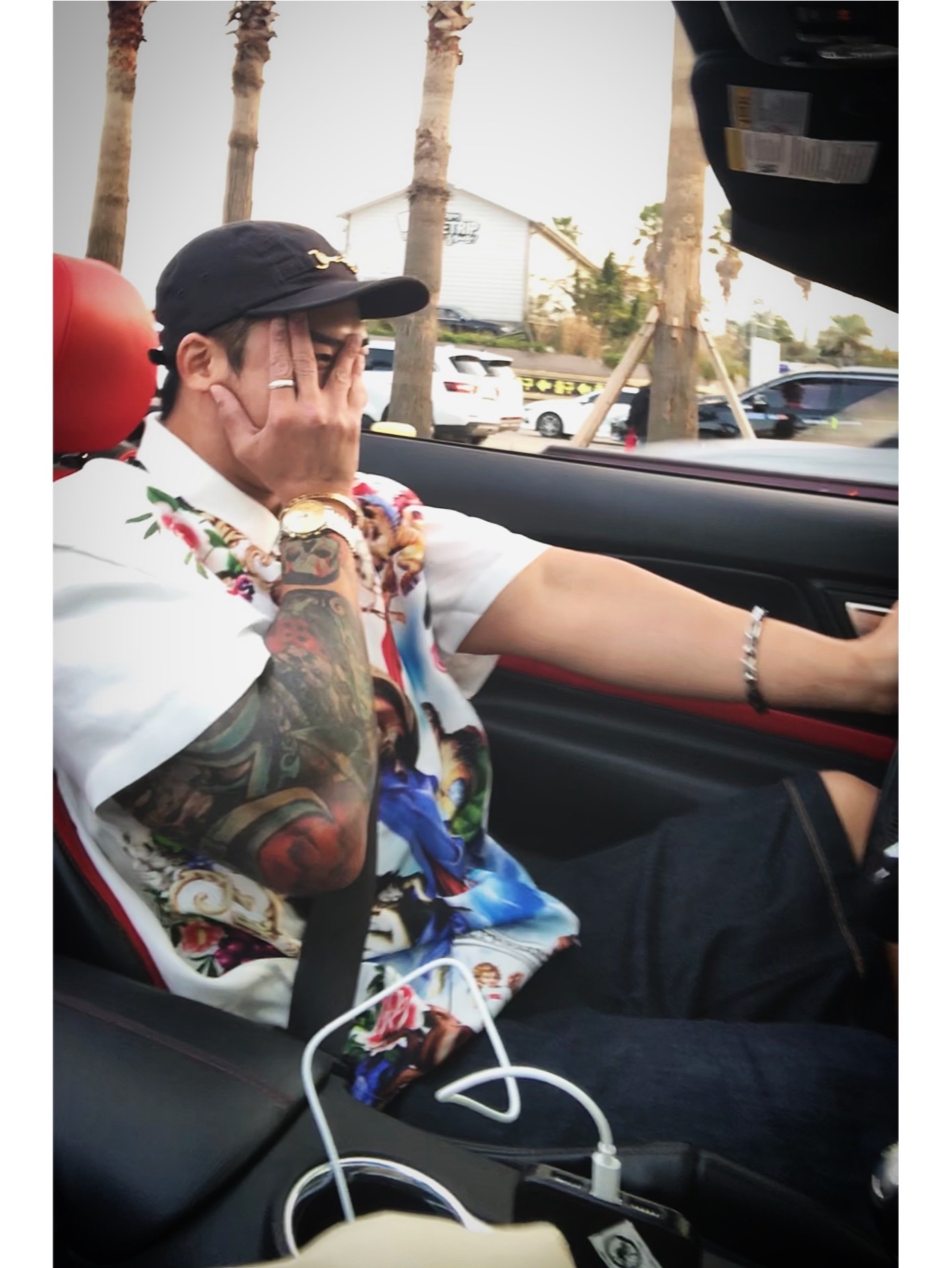 Supreme Heavenly Silk Polo White - 22FW, Louis Vuitton Monogram Chain Necklace Silver 착용 스타일 - 1