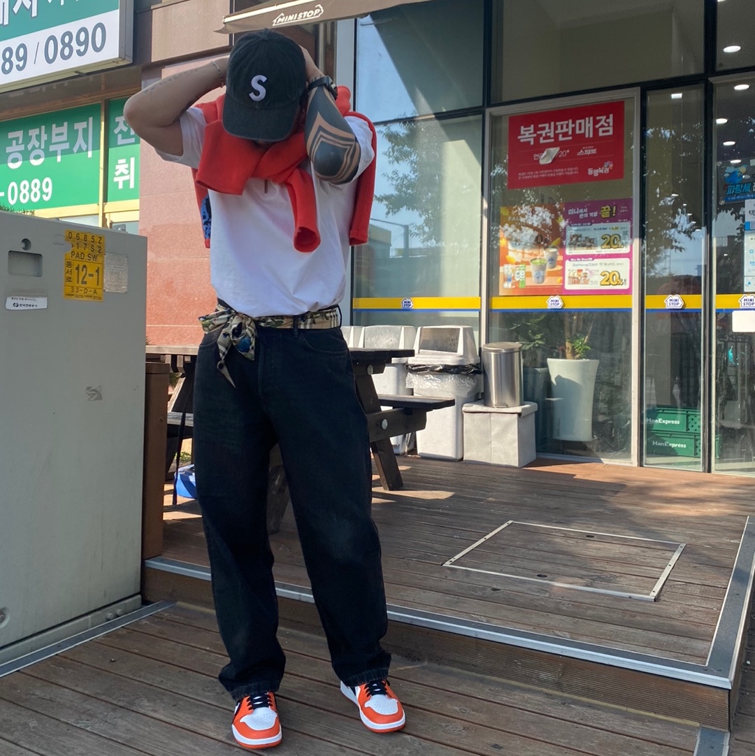 Jordan 1 Low OG Starfish, Stussy Bob Marley Sweater Red 착용 스타일