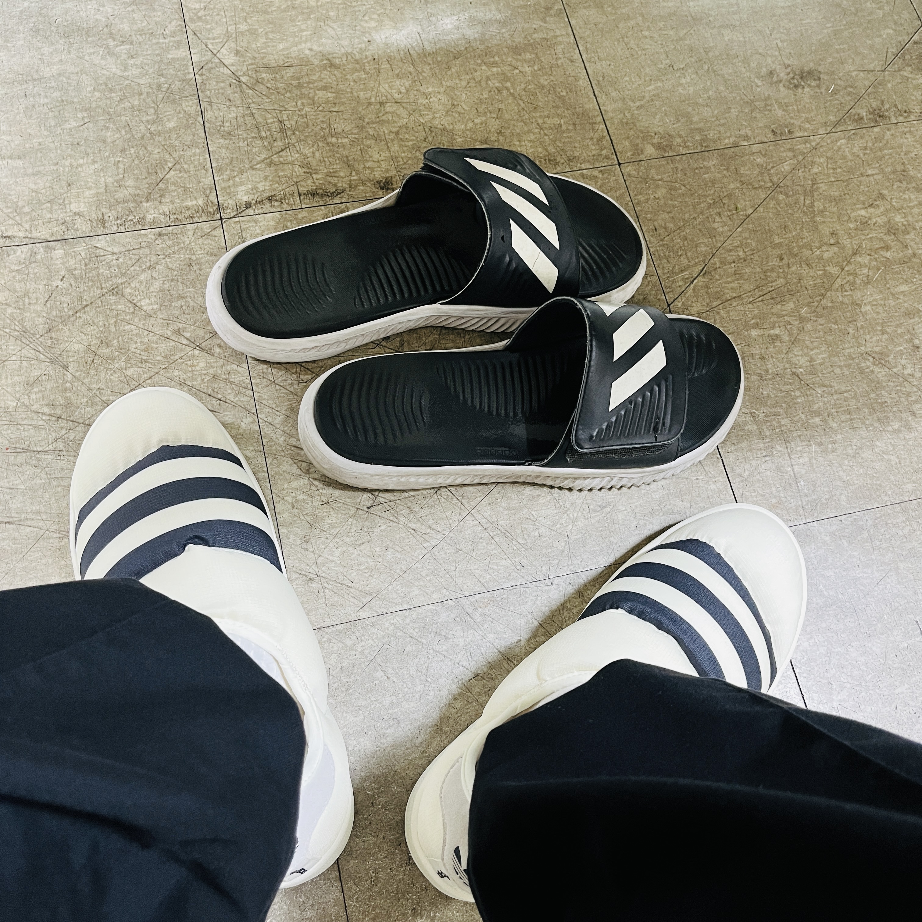 Adidas Puffylette Off White 착용 스타일