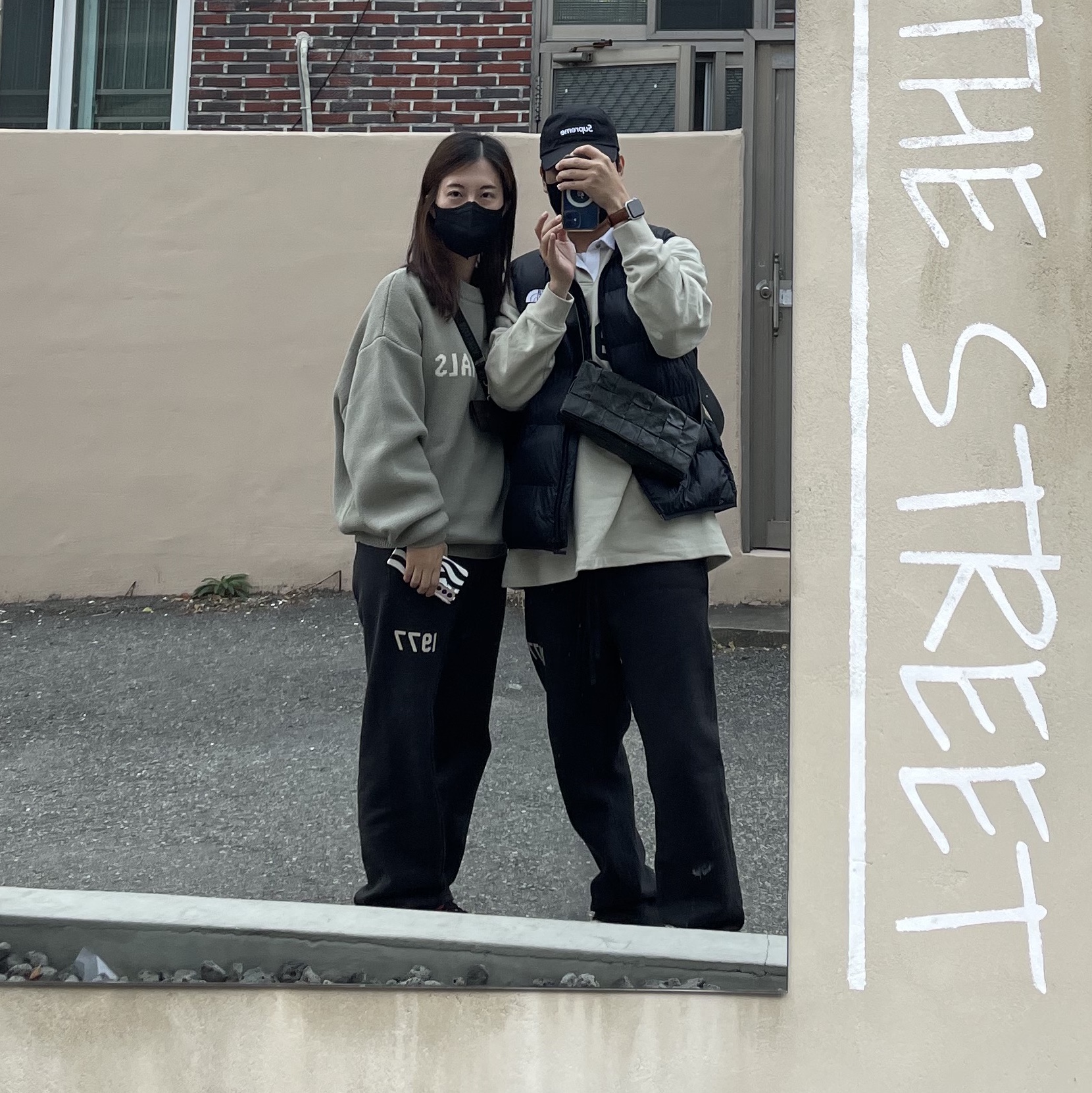 Essentials 1977 Relaxed Sweatpants Iron - 22SS, Supreme Washed Chino Twill Camp Cap Black 착용 스타일