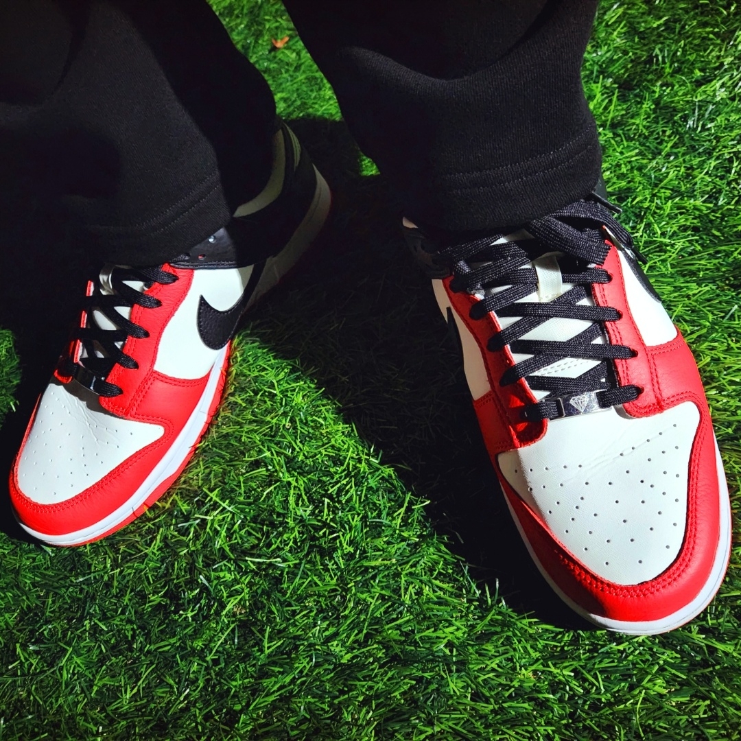 Nike x NBA Dunk Low Retro EMB Black and Chile Red 착용 스타일 - 4