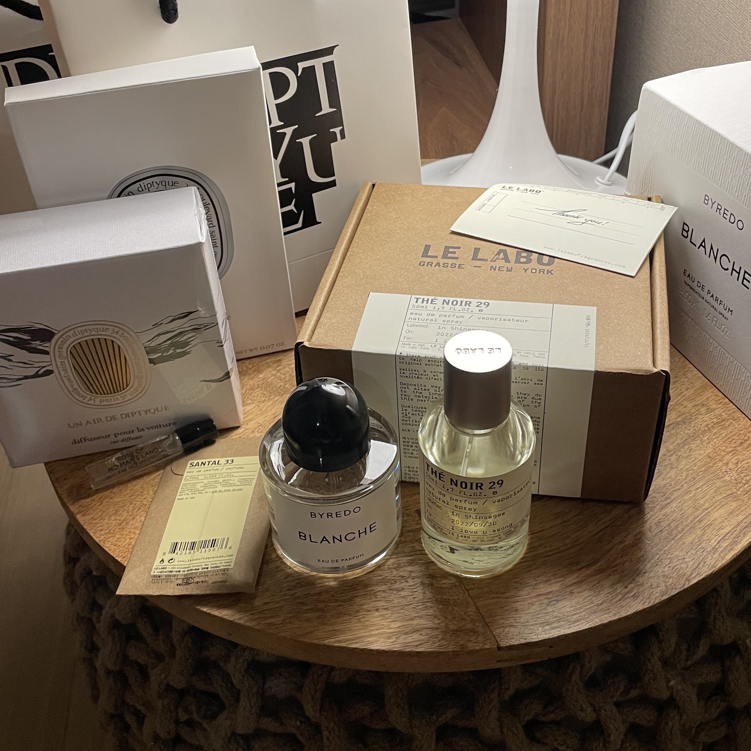 Byredo Blanche Eau De Parfum 50ml, Le Labo The Noir 29 Eau De Parfum 50ml 착용 스타일