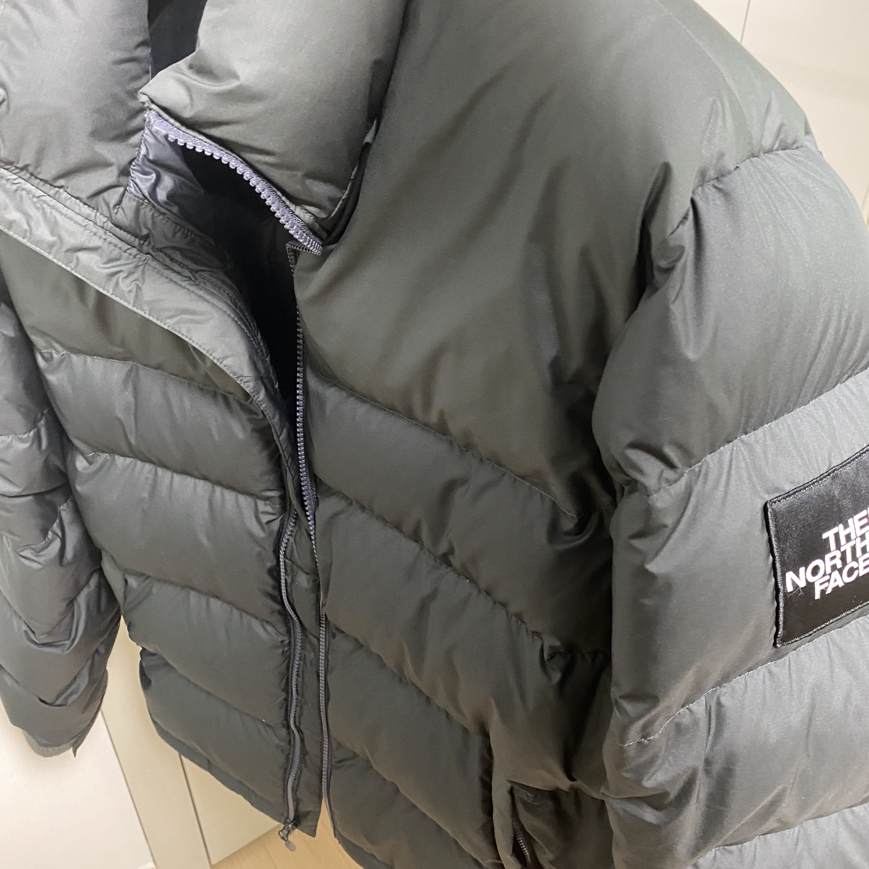 The North Face 1992 Nuptse Jacket Charcoal 착용 스타일