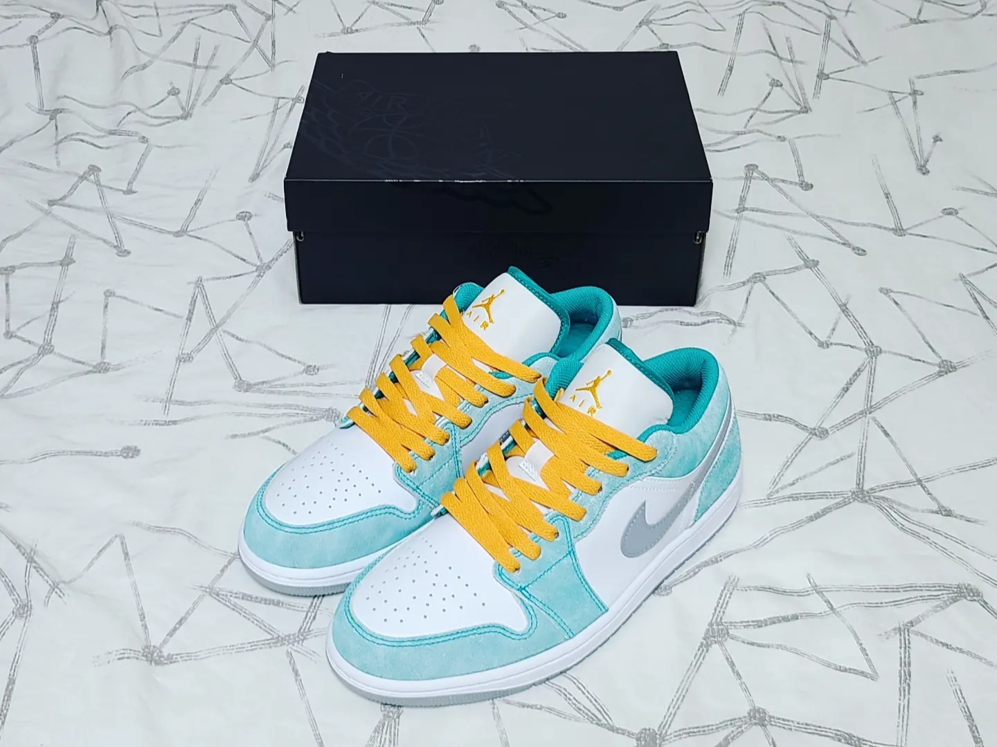 Jordan 1 Low SE New Emerald 착용 스타일 - 1