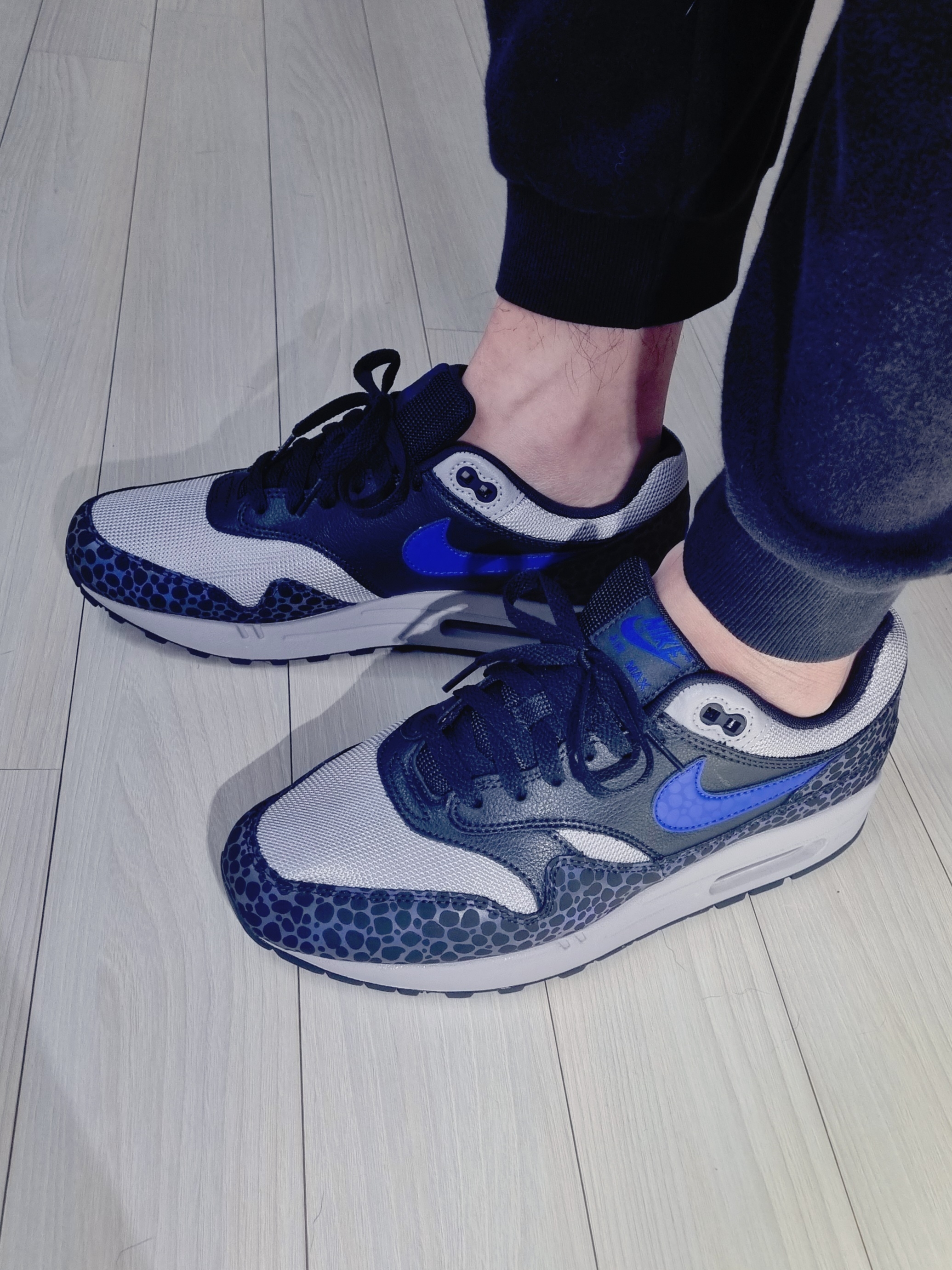 Nike Air Max 1 SE Reflective Off Noir Hyper Blue 착용 스타일 - 1