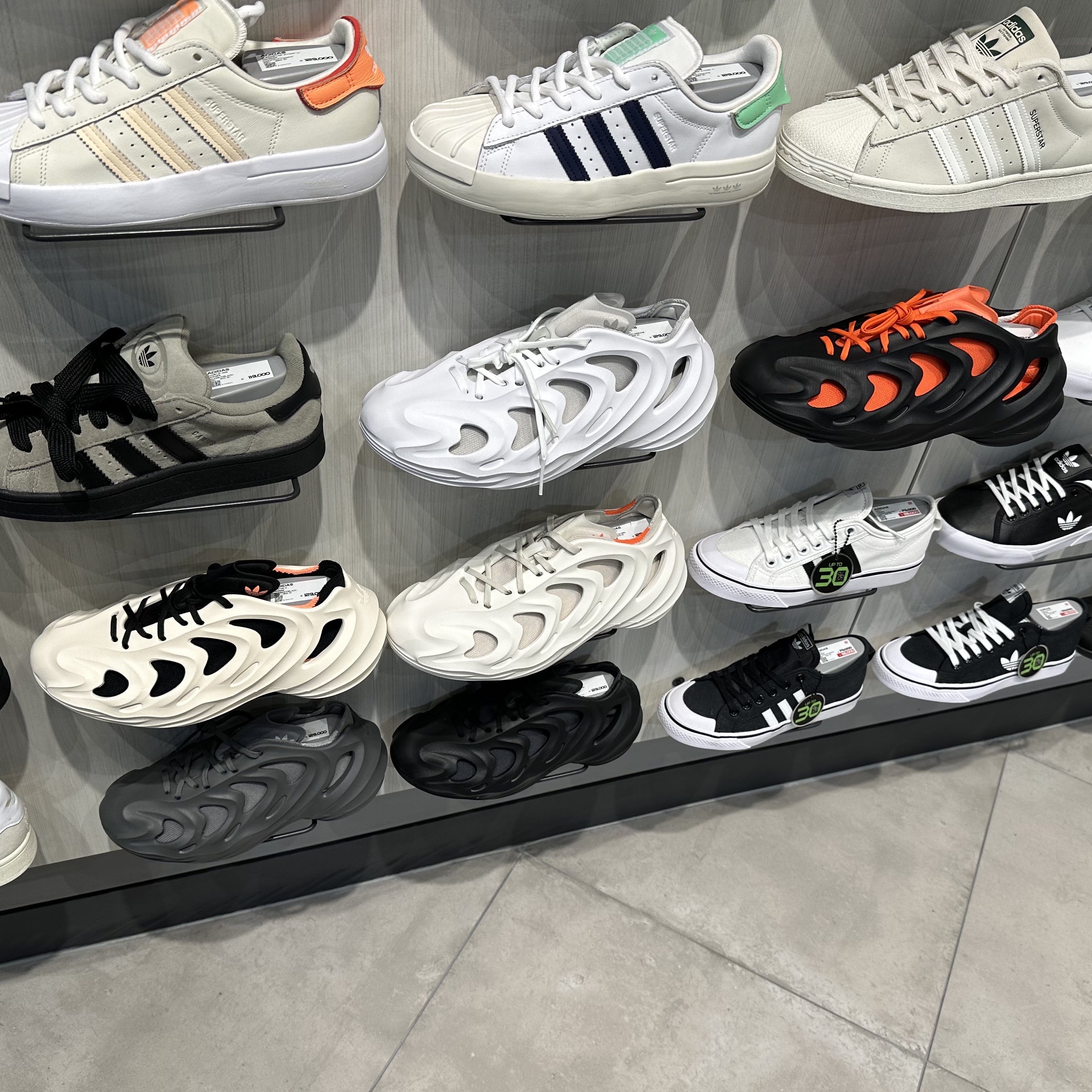 Adidas Adifom Q Off White, Adidas Adifom Q Core Black Carbon 착용 스타일 - 2