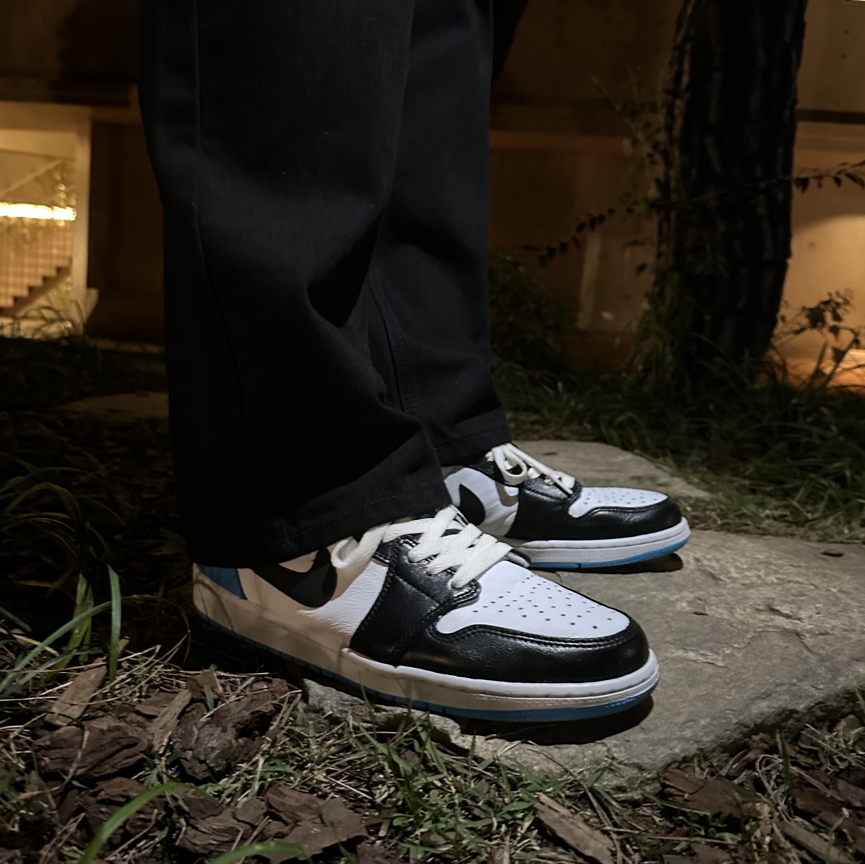 Jordan 1 Retro Low OG Black and Dark Powder Blue 착용 스타일 - 2