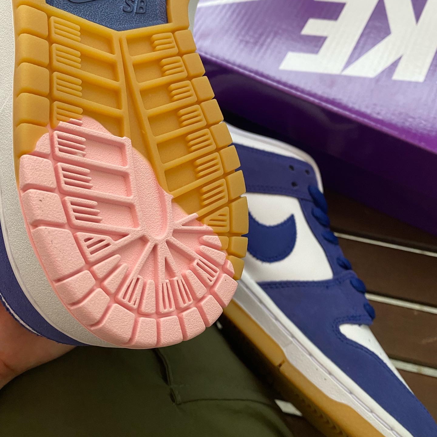 Nike SB Dunk Low Pro Premium Deep Royal Blue 착용 스타일 - 5