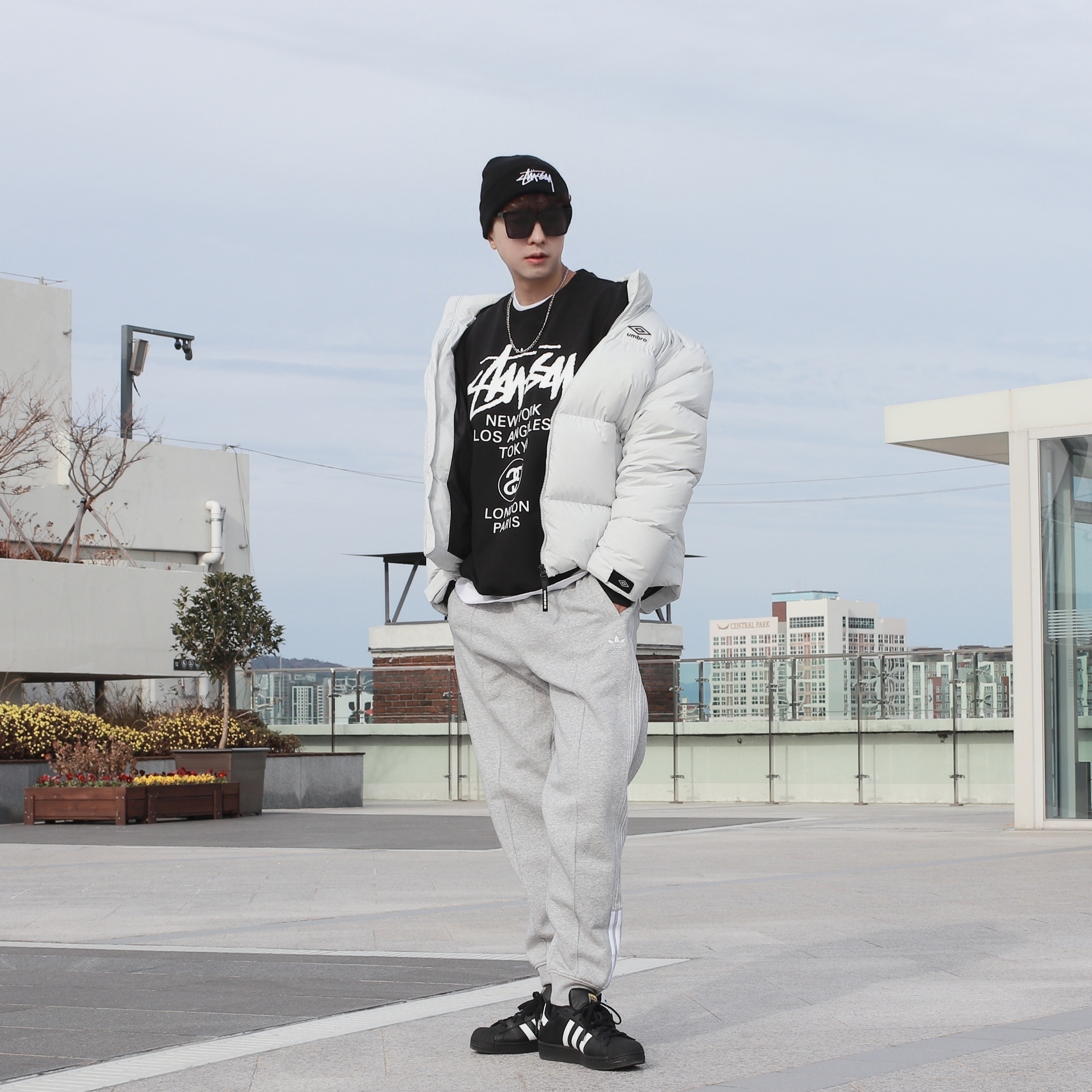 Adidas Superstar Core Black White, Stussy Big Stock Cuff Beanie Black 착용 스타일 - 1