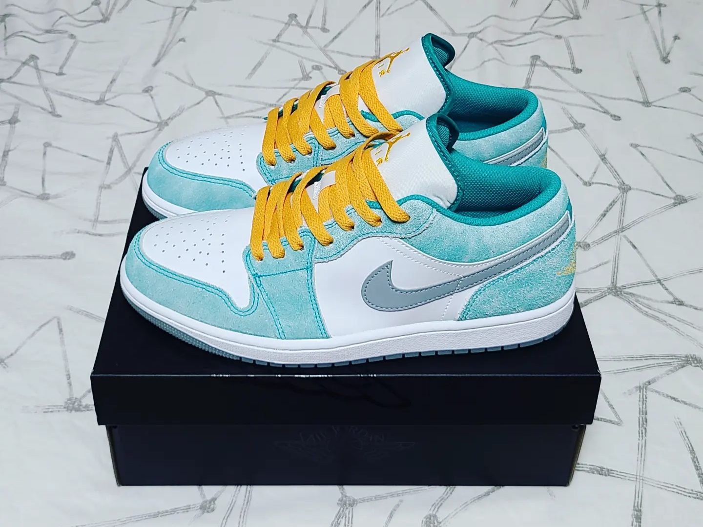 Jordan 1 Low SE New Emerald 착용 스타일 - 2