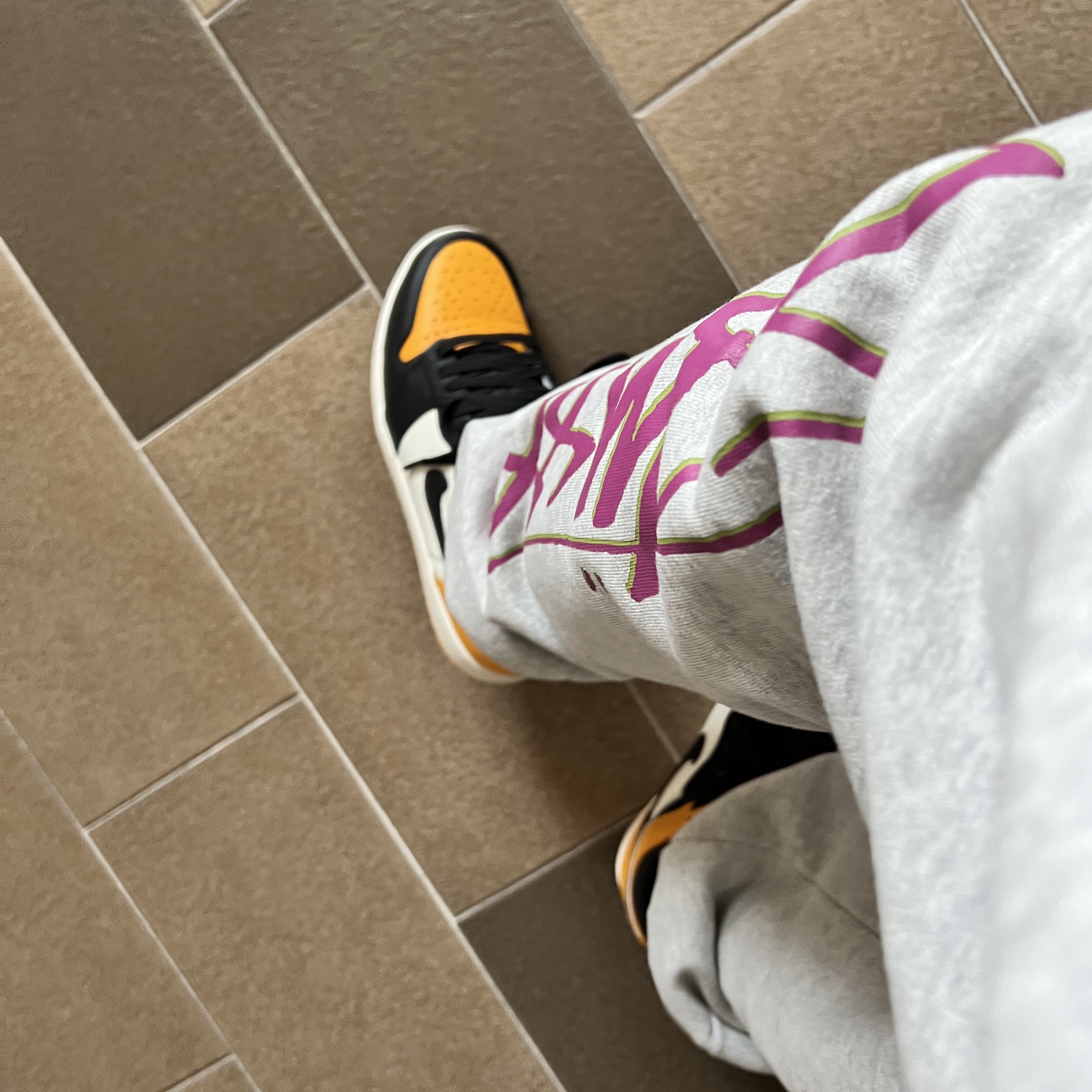 Jordan 1 Retro High OG Taxi 착용 스타일 - 3