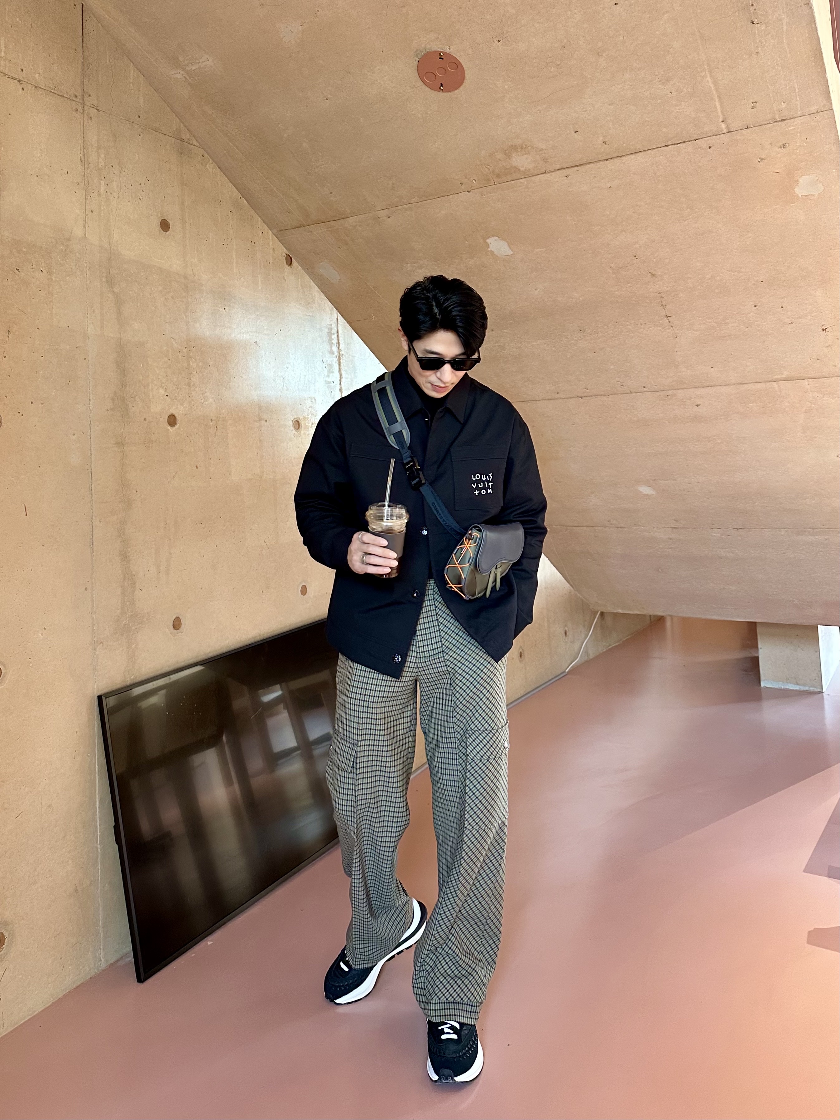 Louis Vuitton LV Spread Technical Overshirt Black, Dior x Sacai Mini Saddle Bag Olive 착용 스타일 - 3