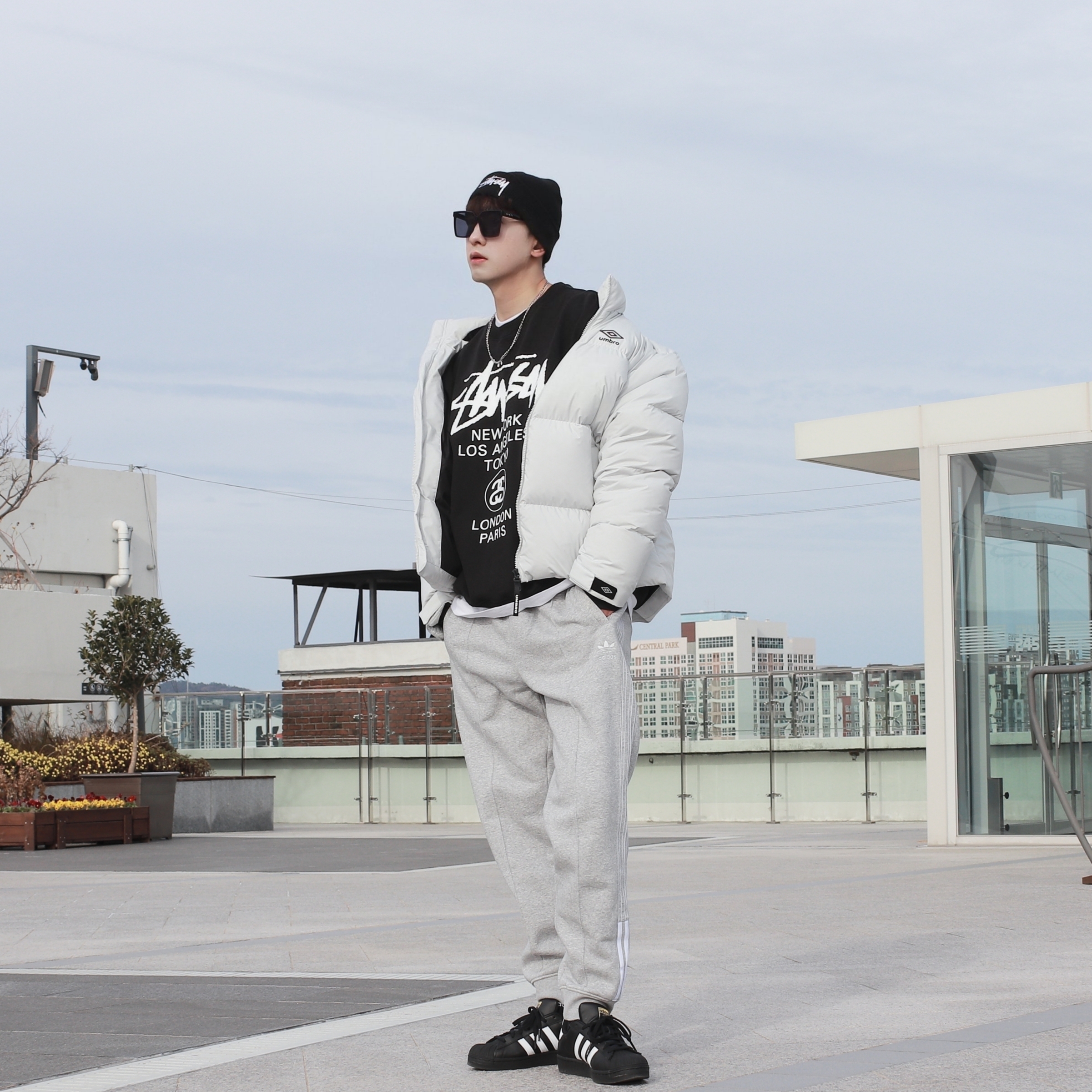 Adidas Superstar Core Black White, Stussy Big Stock Cuff Beanie Black 착용 스타일 - 4