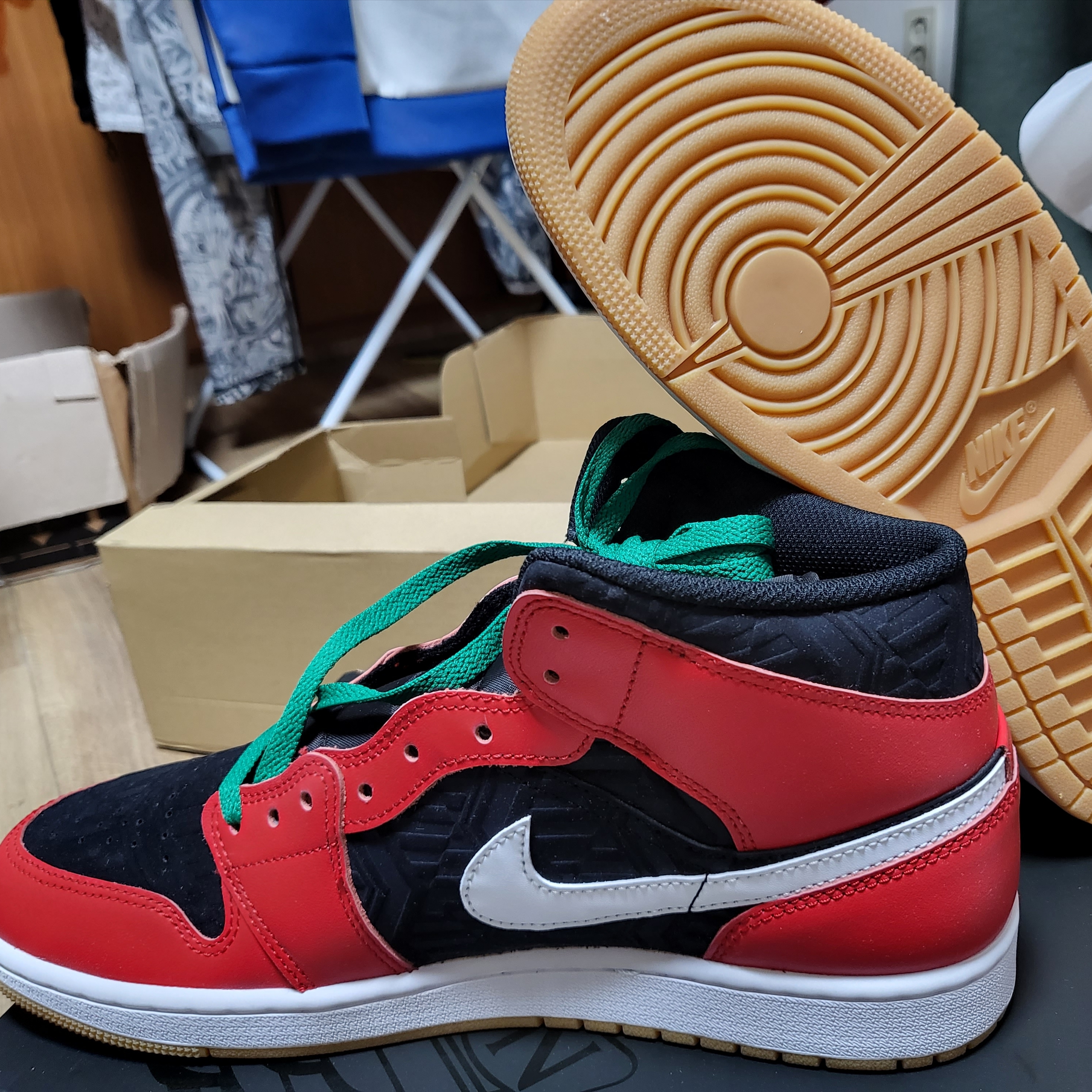 Jordan 1 Mid SE Black Fire Red 착용 스타일 - 2