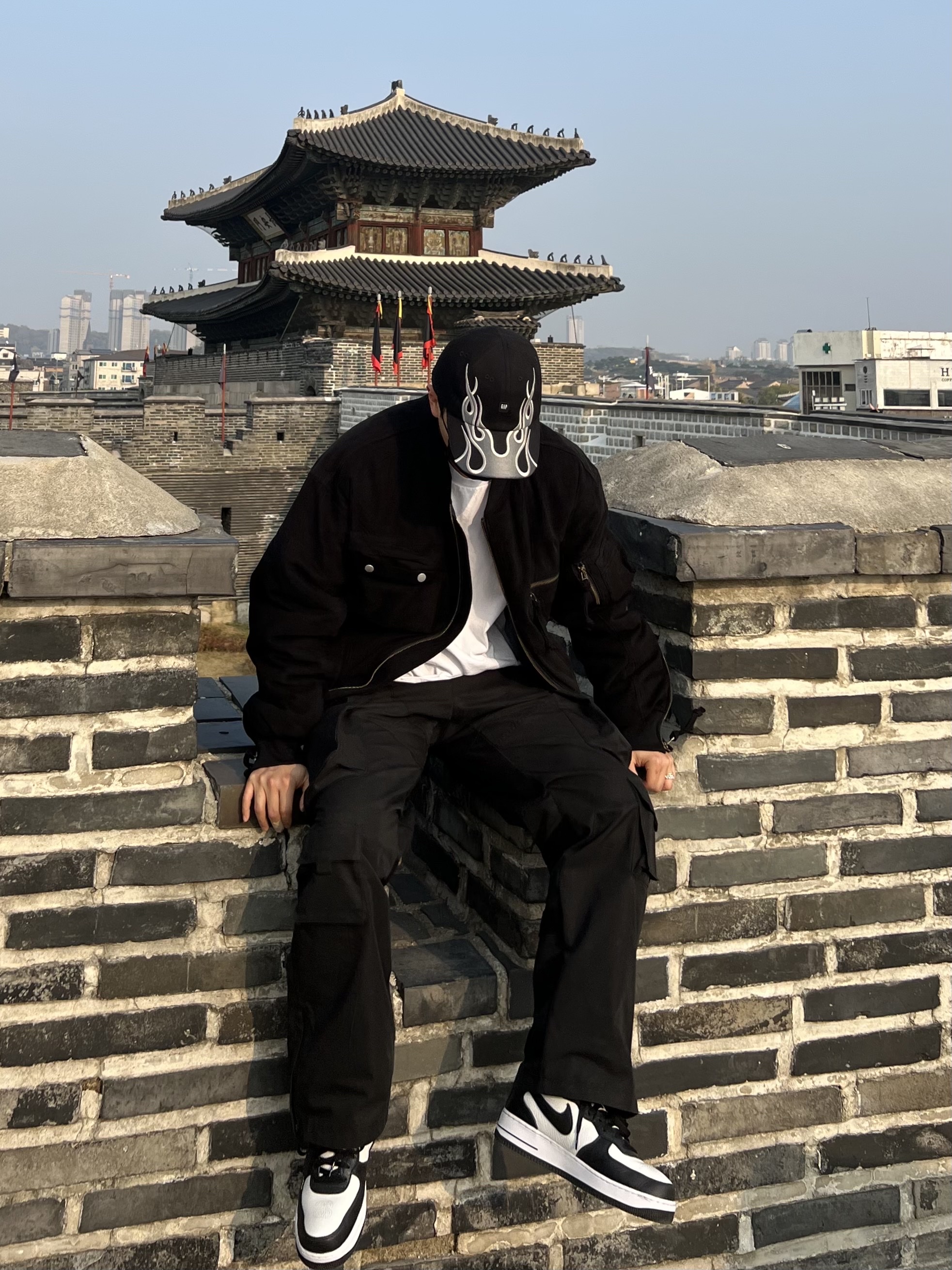 Yeezy Gap Engineered By Balenciaga Flame Cap Black 착용 스타일 - 3