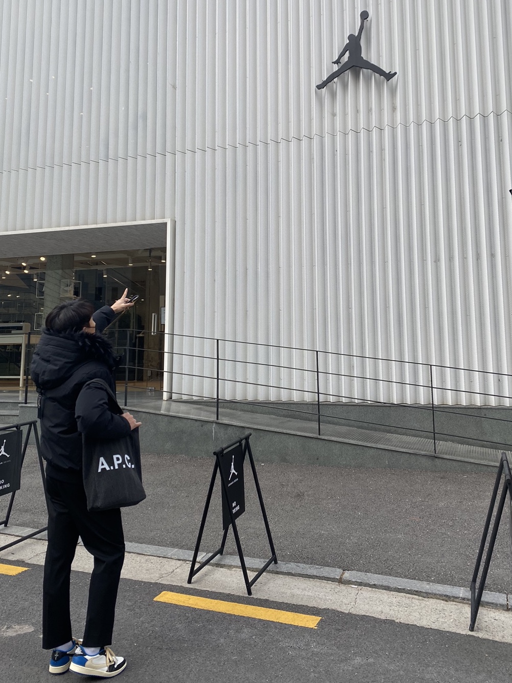 A.P.C. Laure Tote Bag Blue, Jordan 1 x Travis Scott x Fragment Retro Low OG SP Military Blue 착용 스타일