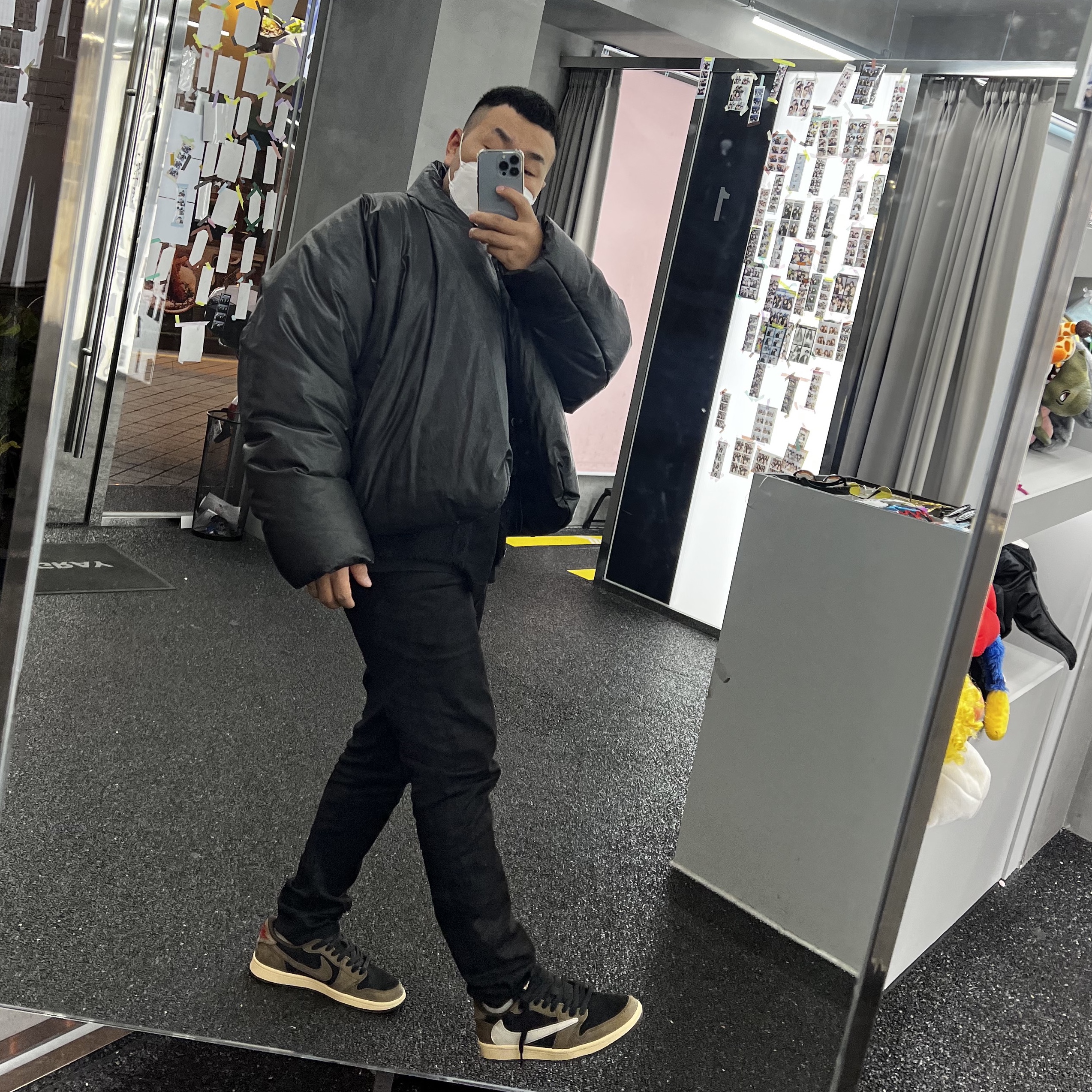 Yeezy Gap Round Jacket Black, Jordan 1 x Travis Scott Retro Low OG SP Mocha 착용 스타일