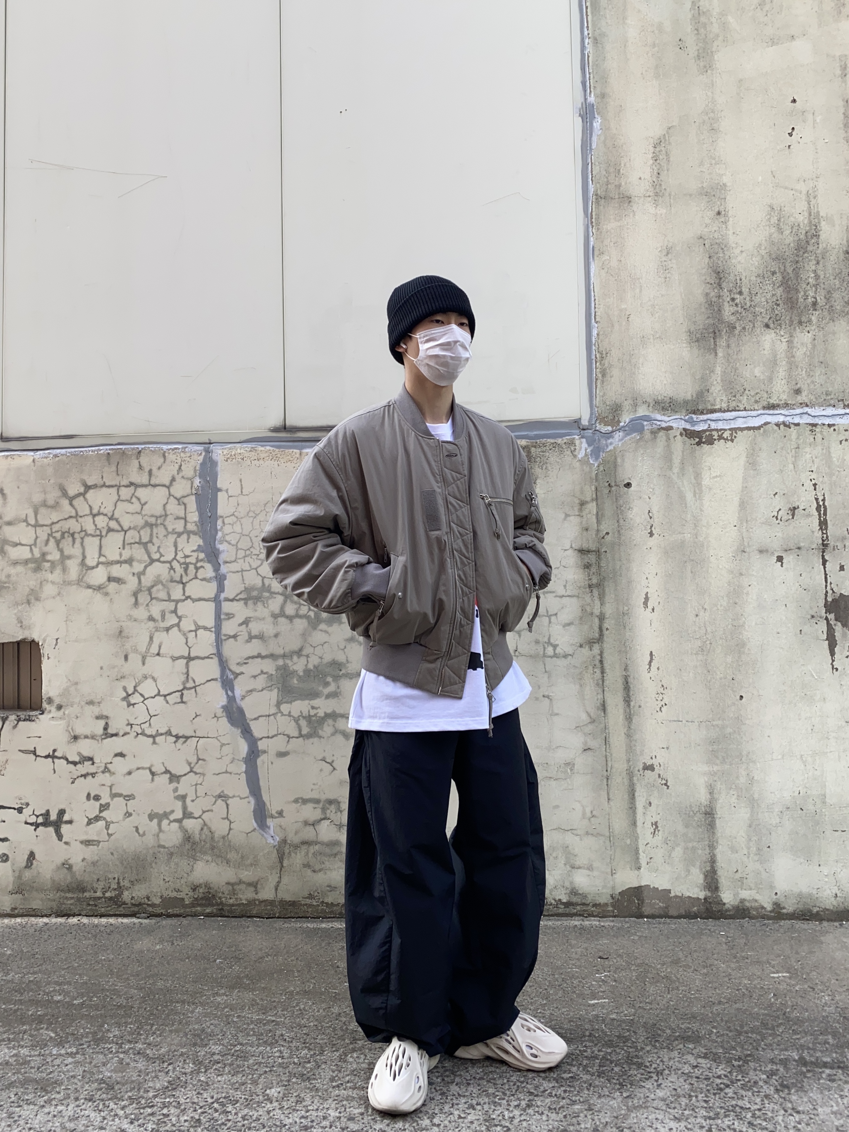 Adidas Yeezy Foam RNNR Sand 착용 스타일
