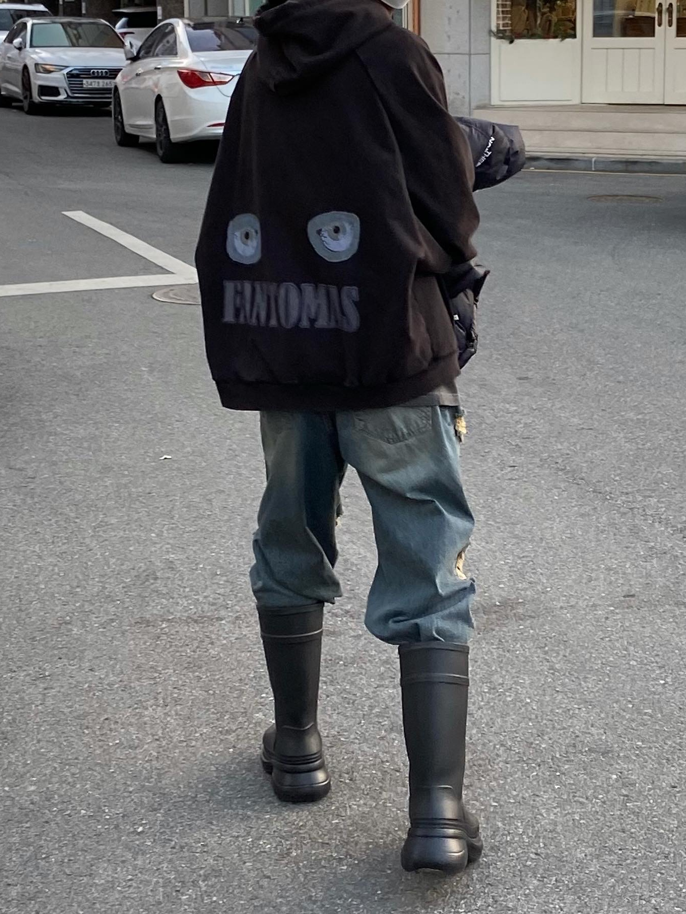 Balenciaga x Crocs Rubber Boot Black 착용 스타일 - 4