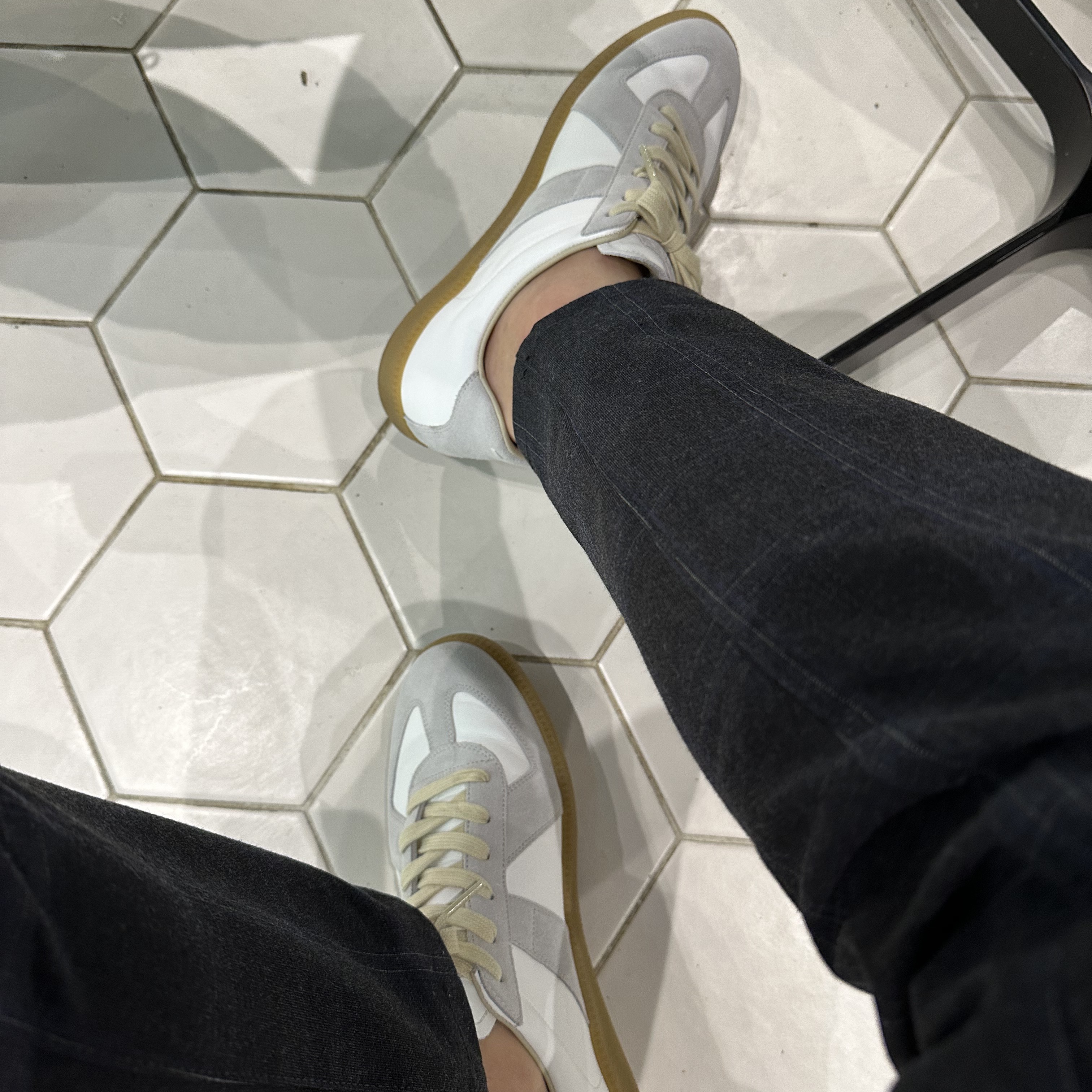 Maison Margiela Calfskin Replica Sneakers, Maison Margiela Bovine Leather Pouch Black 착용 스타일 - 1