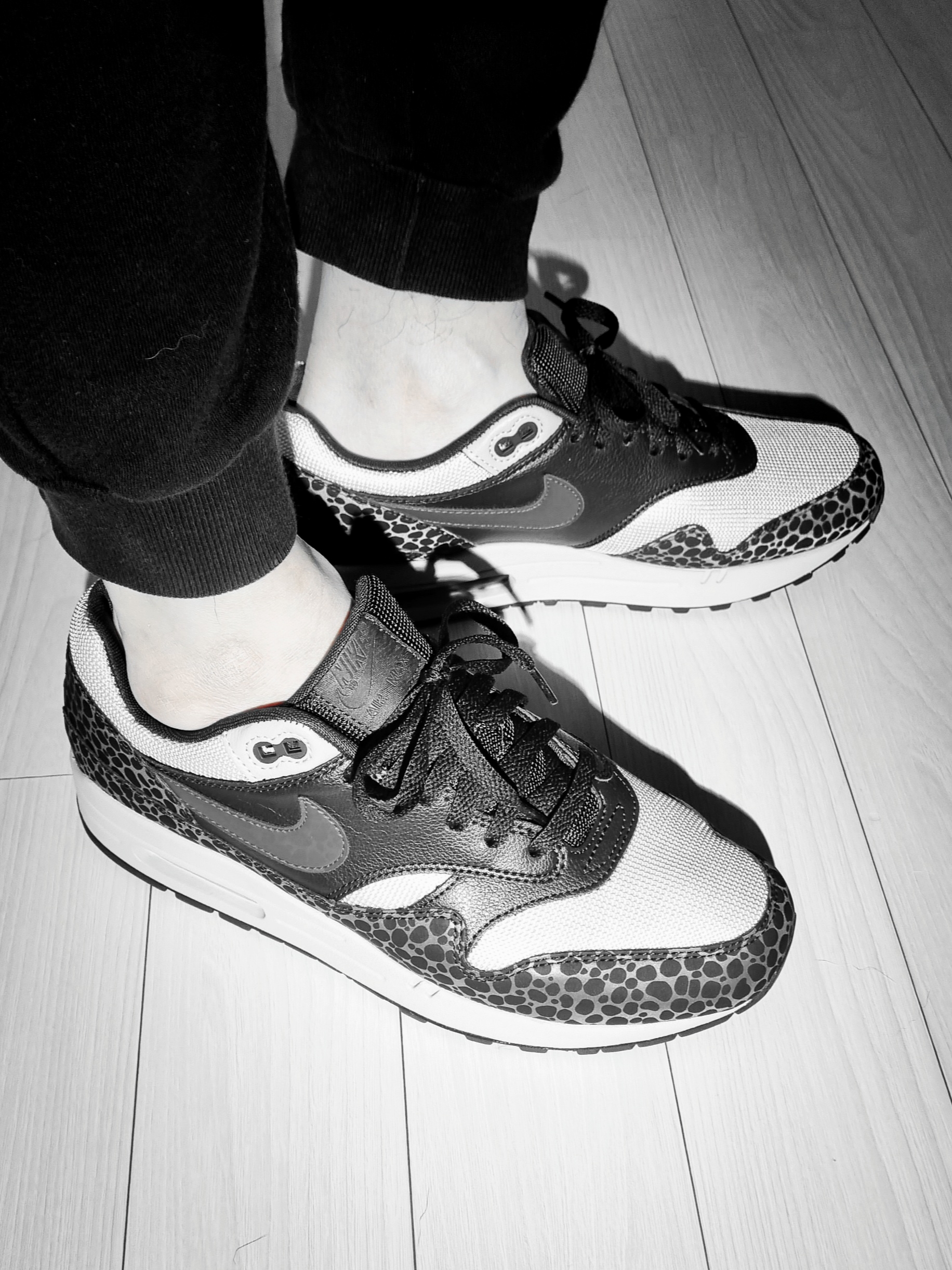 Nike Air Max 1 SE Reflective Off Noir Hyper Blue 착용 스타일 - 2