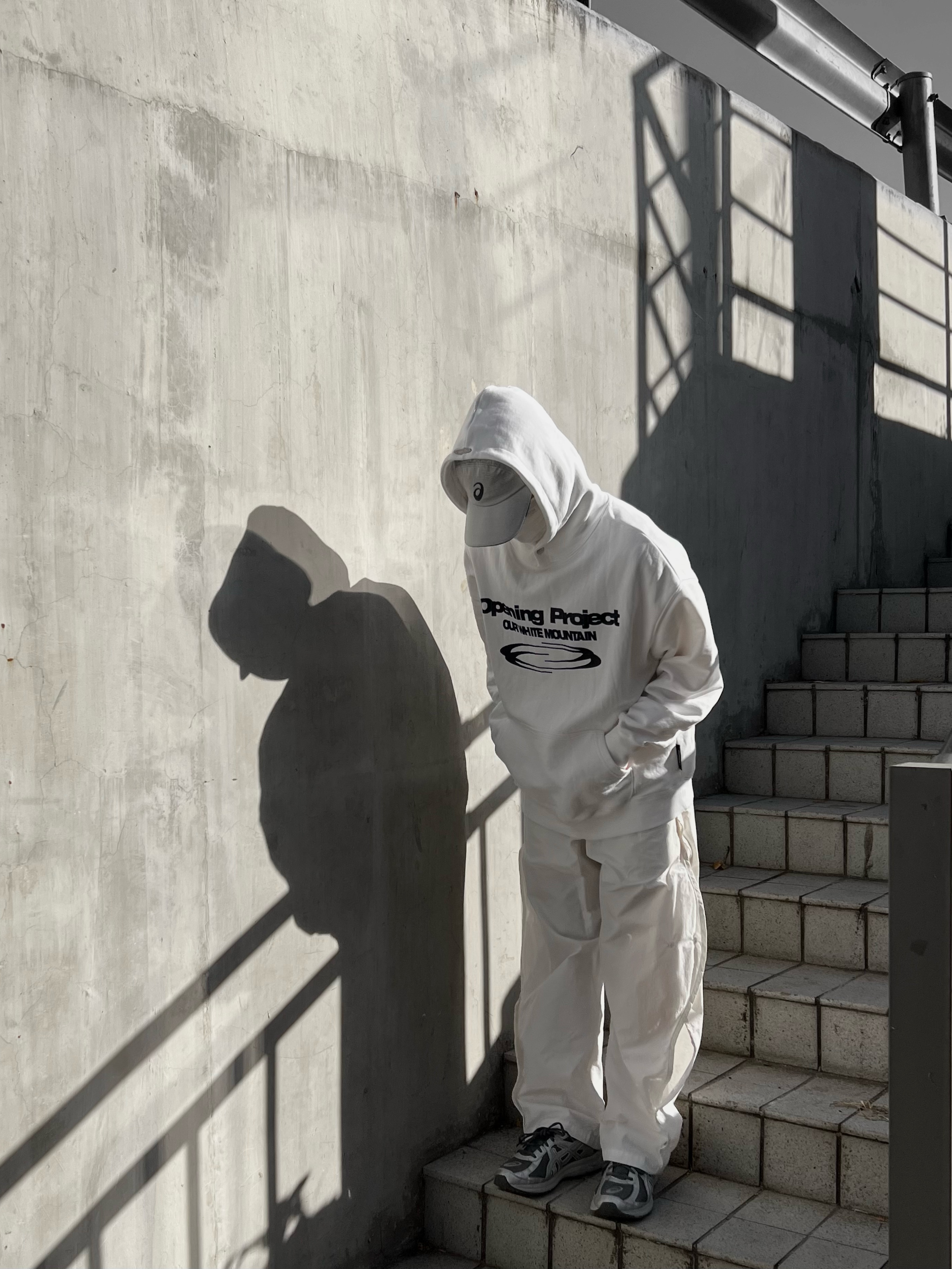 IAB Studio x Asics Silver Woven Cap, Asics Jog 100 S SMU Sheet Rock Pure Silver - 2E Wide 착용 스타일 - 4
