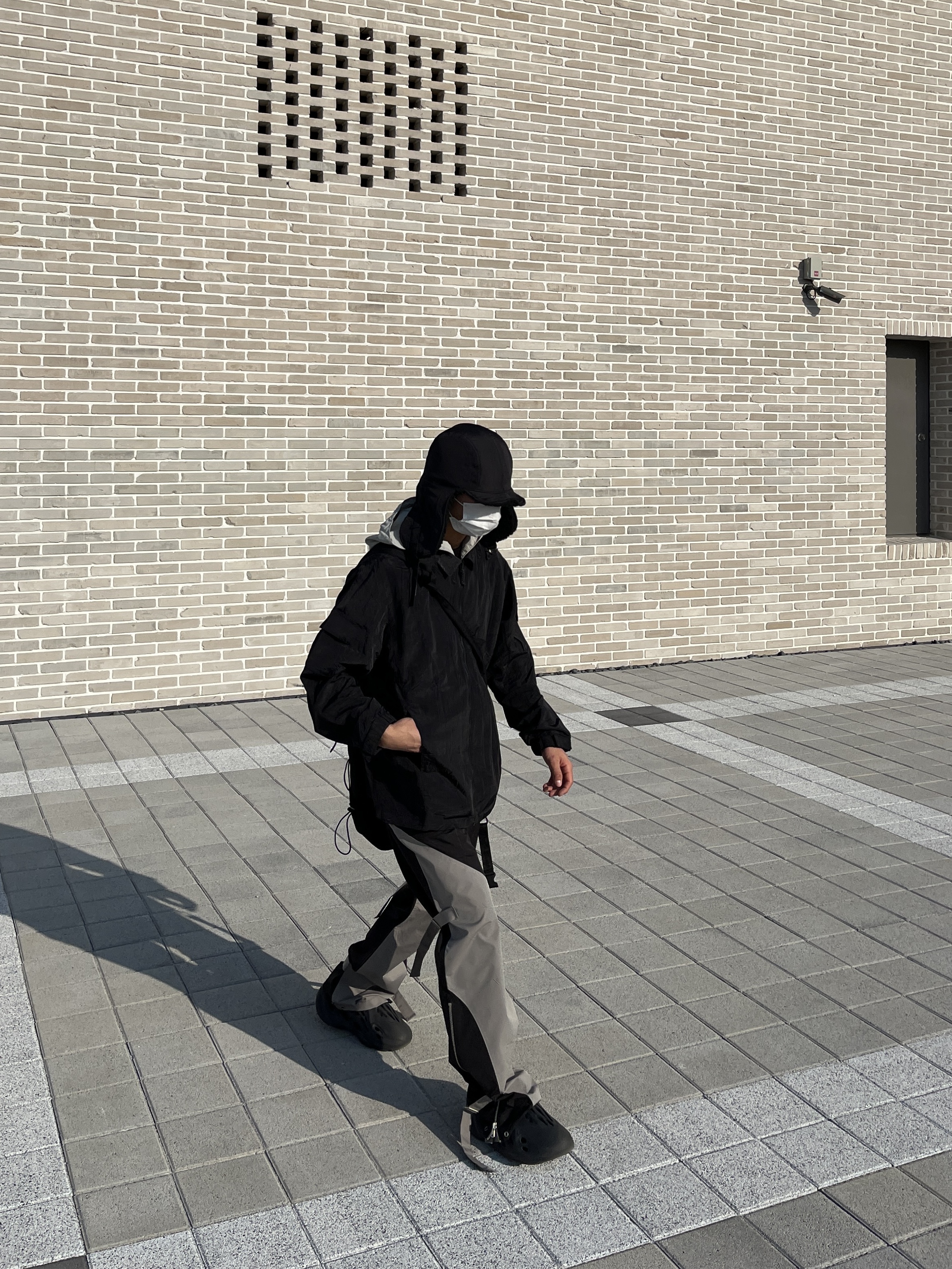 Adidas Yeezy Foam RNNR Onyx 착용 스타일 - 4
