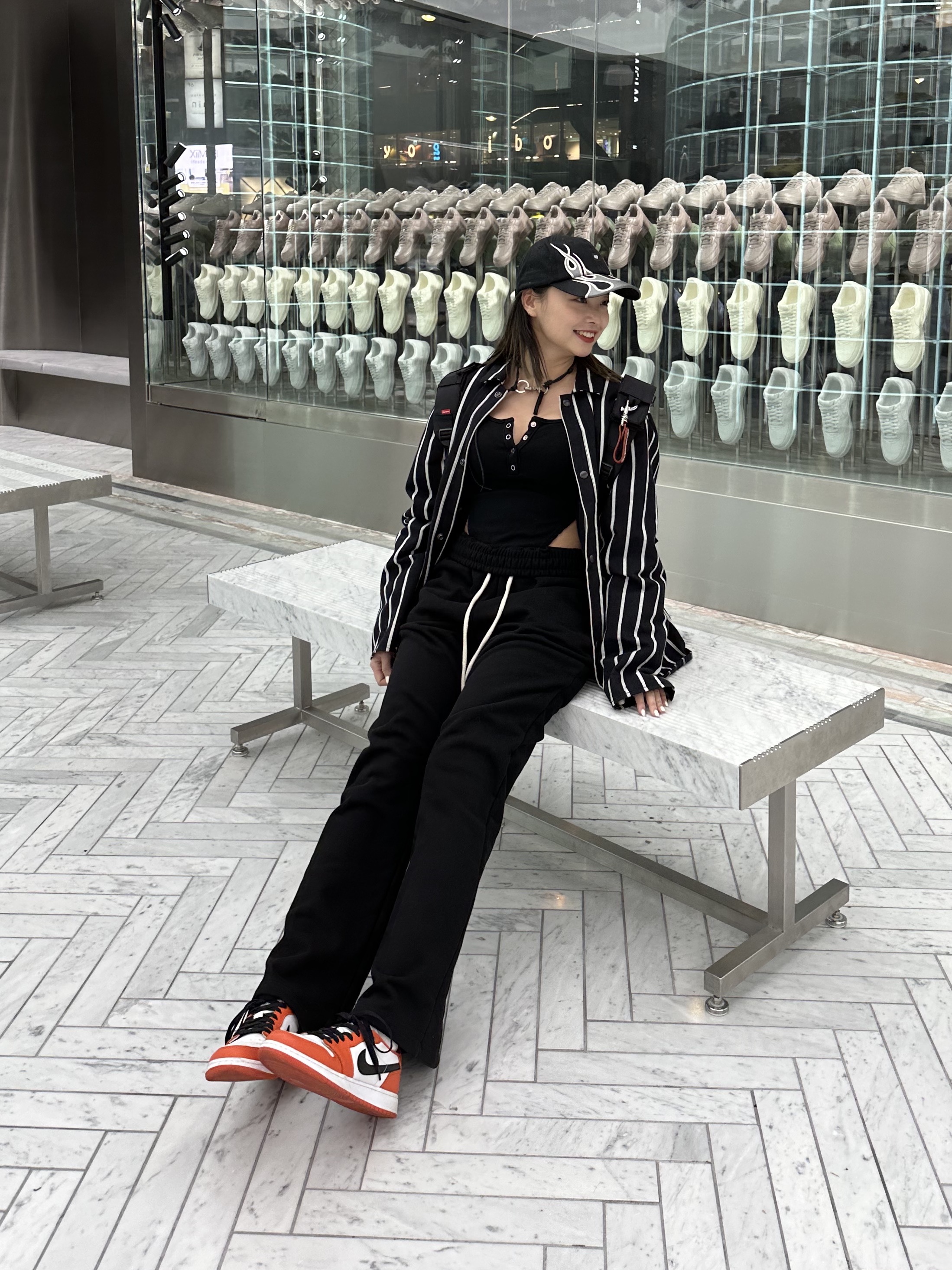 Yeezy Gap Engineered By Balenciaga Flame Cap Black, Our Legacy Ladon Leather Keychain Black 착용 스타일 - 5